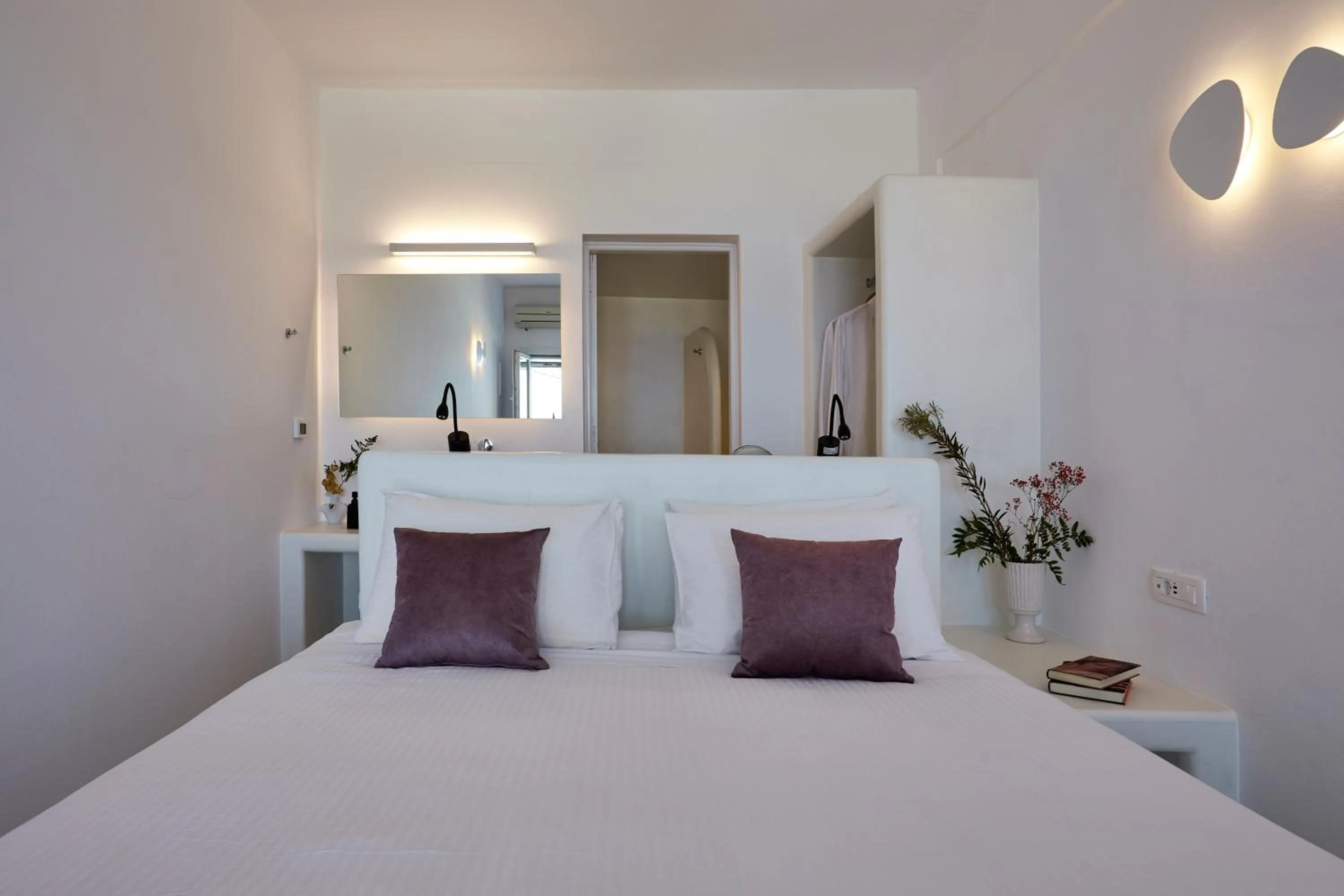 Photo of the whole room, Bed in Anchor Suites