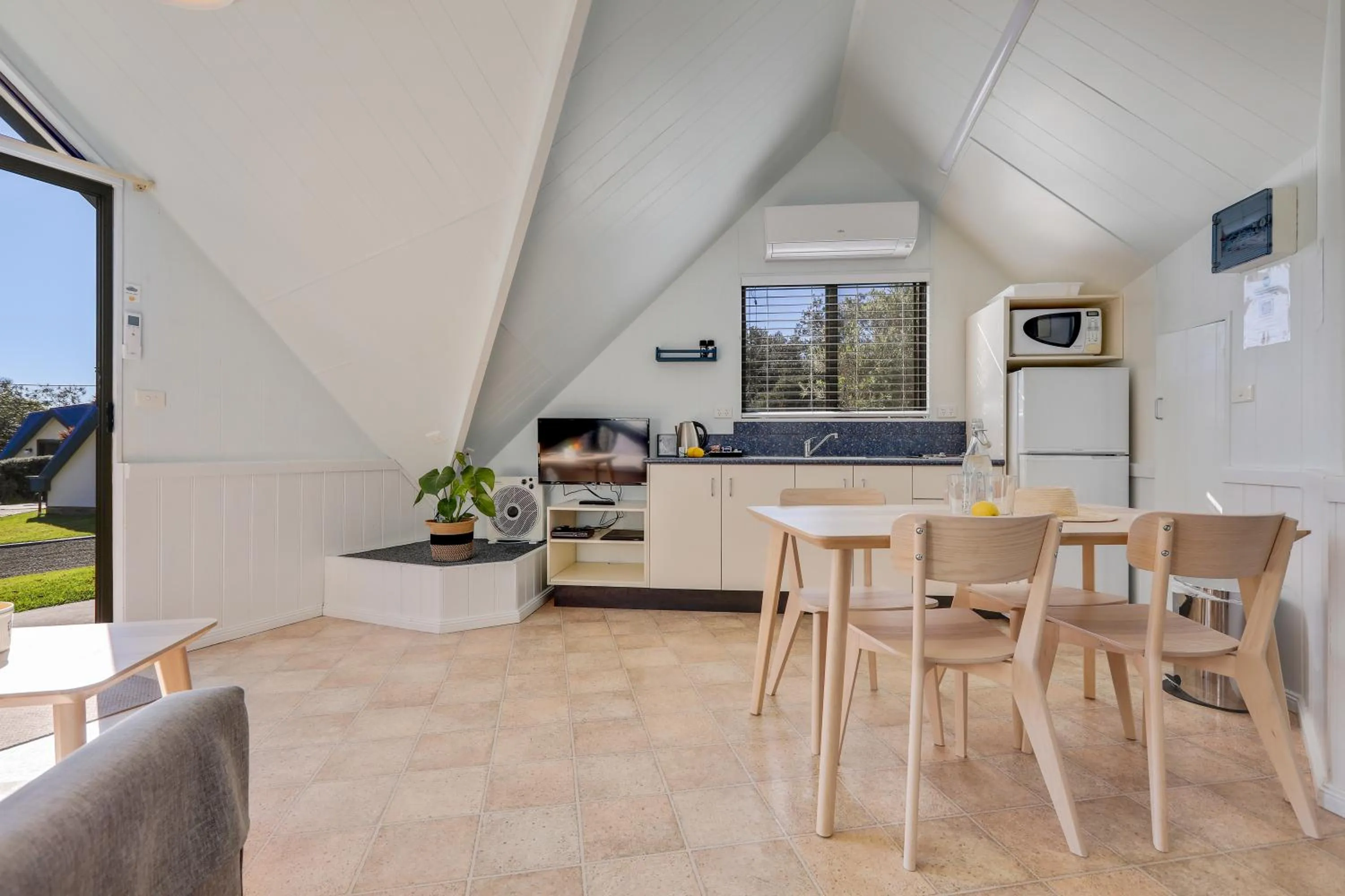 Dining area in Beach Cabins Merimbula