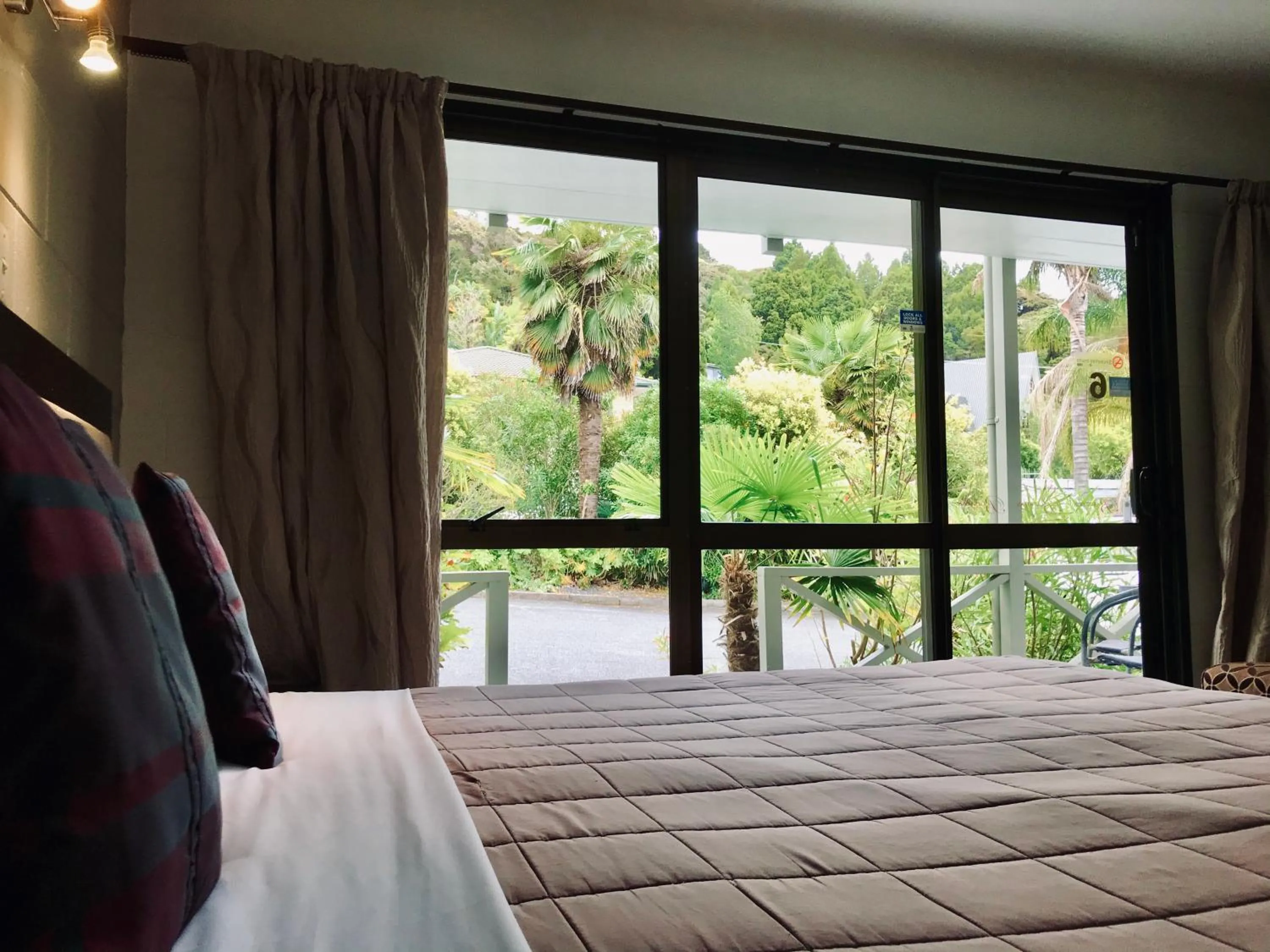 Bedroom, Bed in Bounty Motel