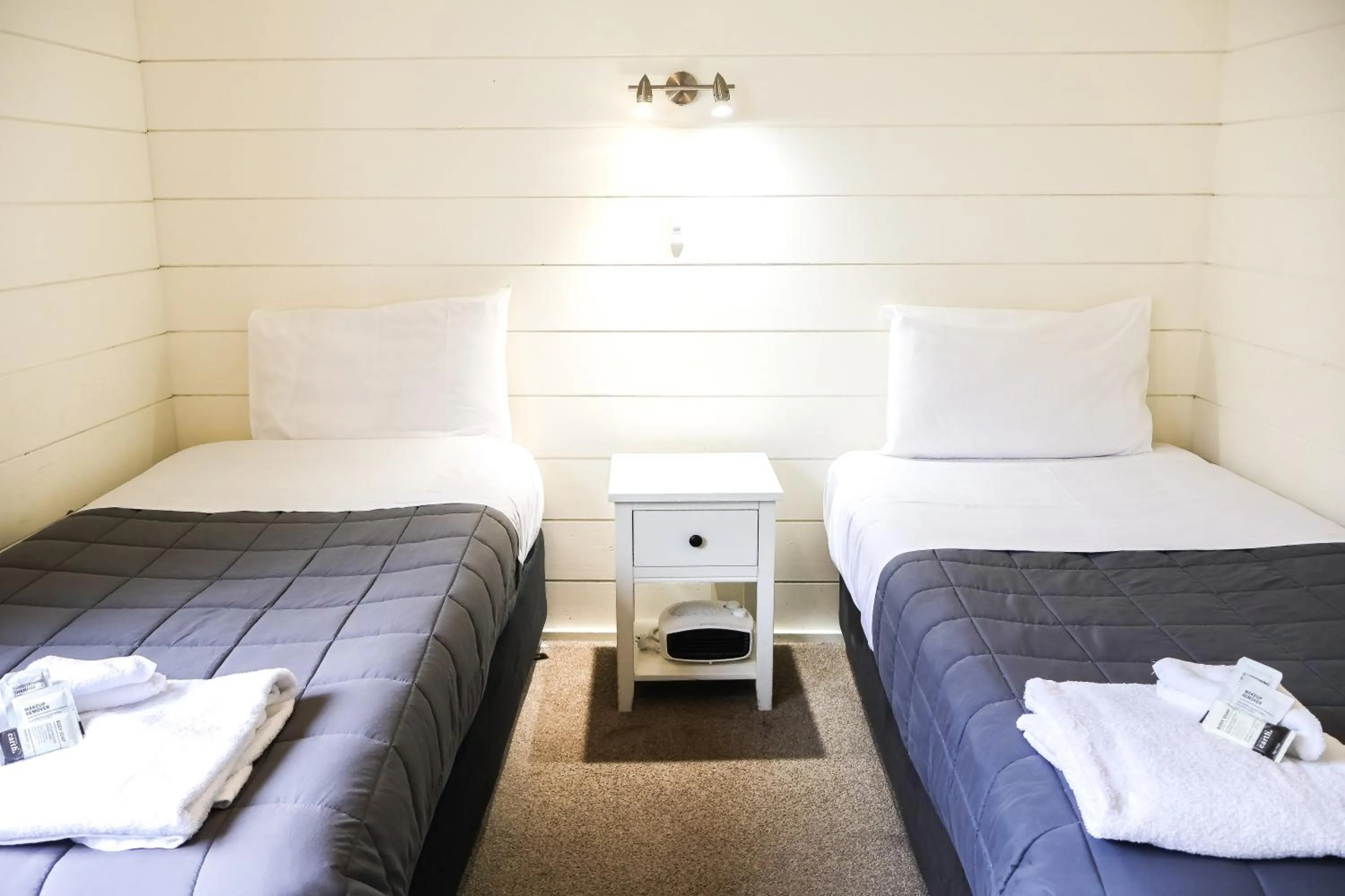 Bedroom, Bed in Bounty Motel