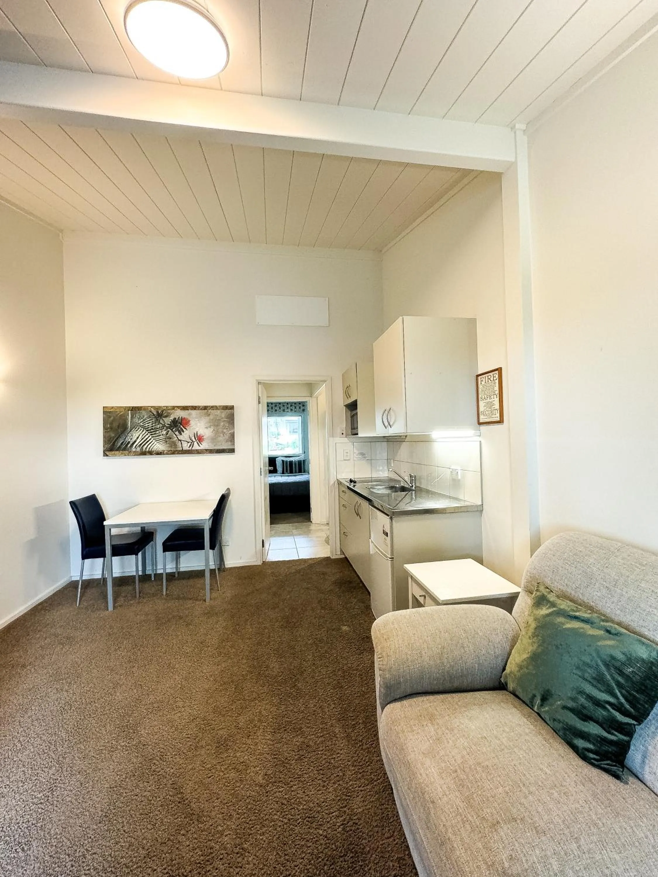 Living room in Bounty Motel