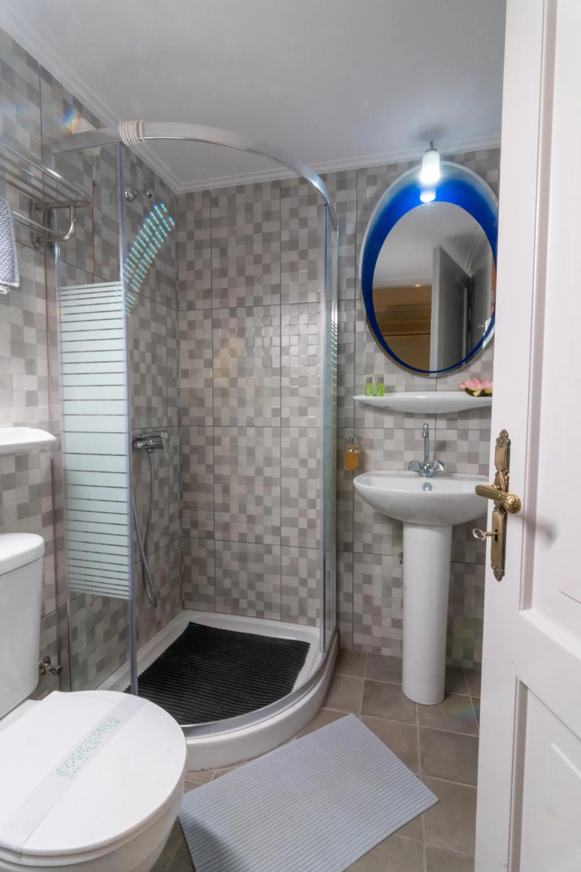 Shower in Aklidi Hotel