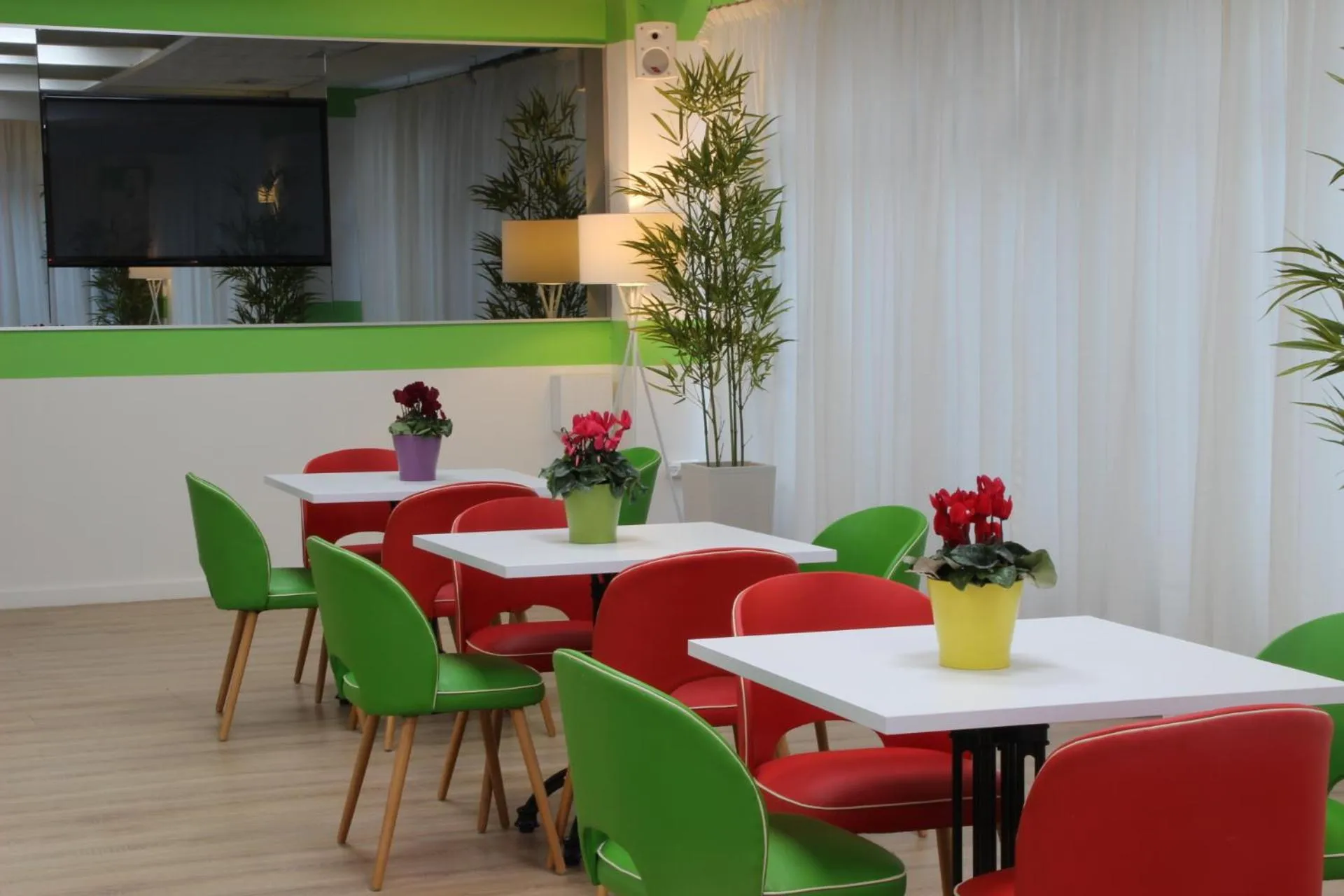 Restaurant/places to eat in 1926 Designed ApartHotel