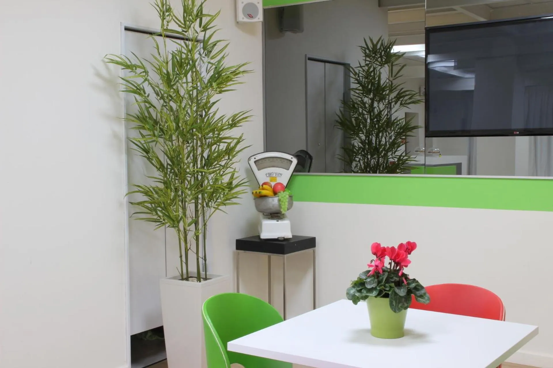 Restaurant/places to eat in 1926 Designed ApartHotel