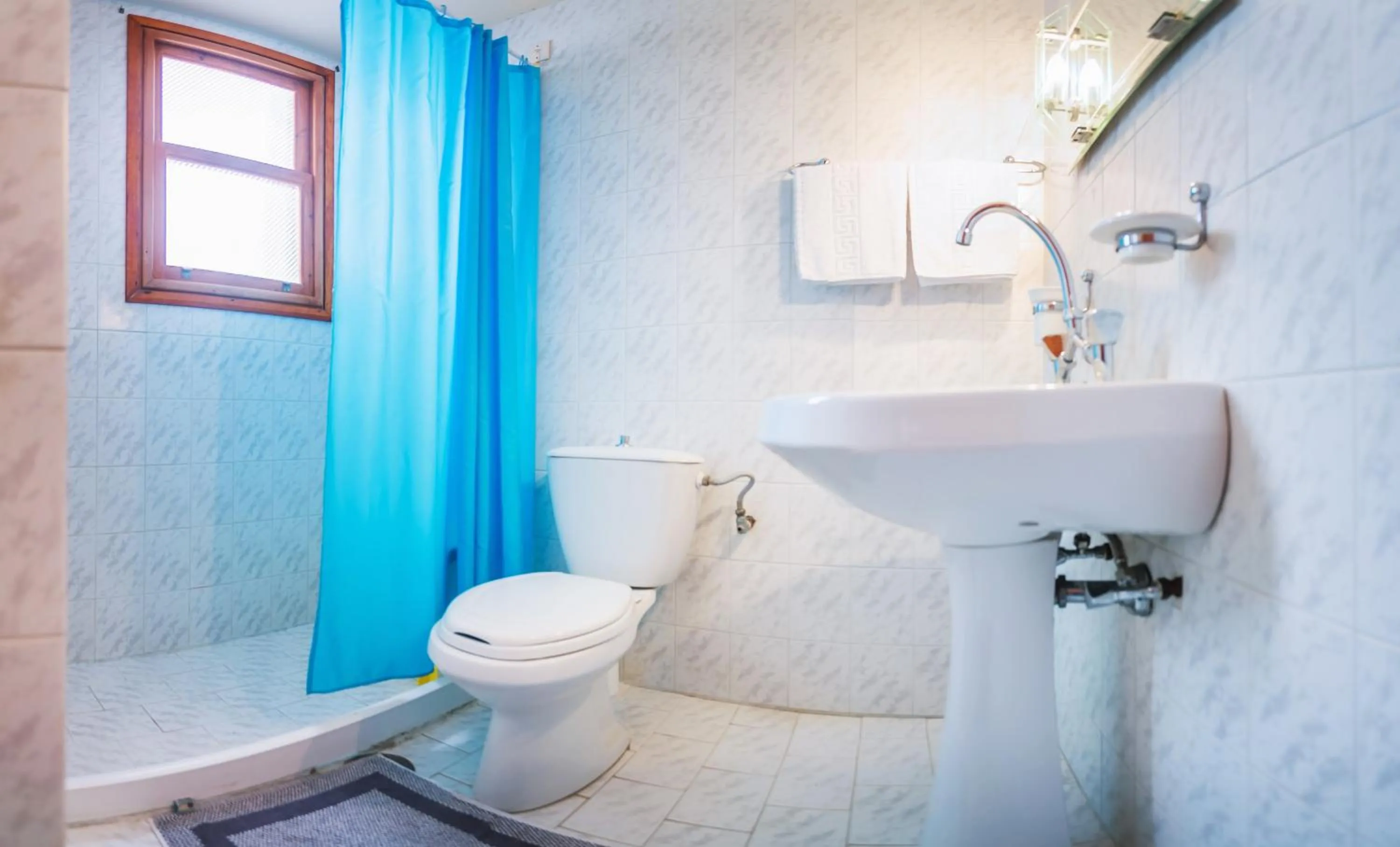 Bathroom in Yiannis Ηotel