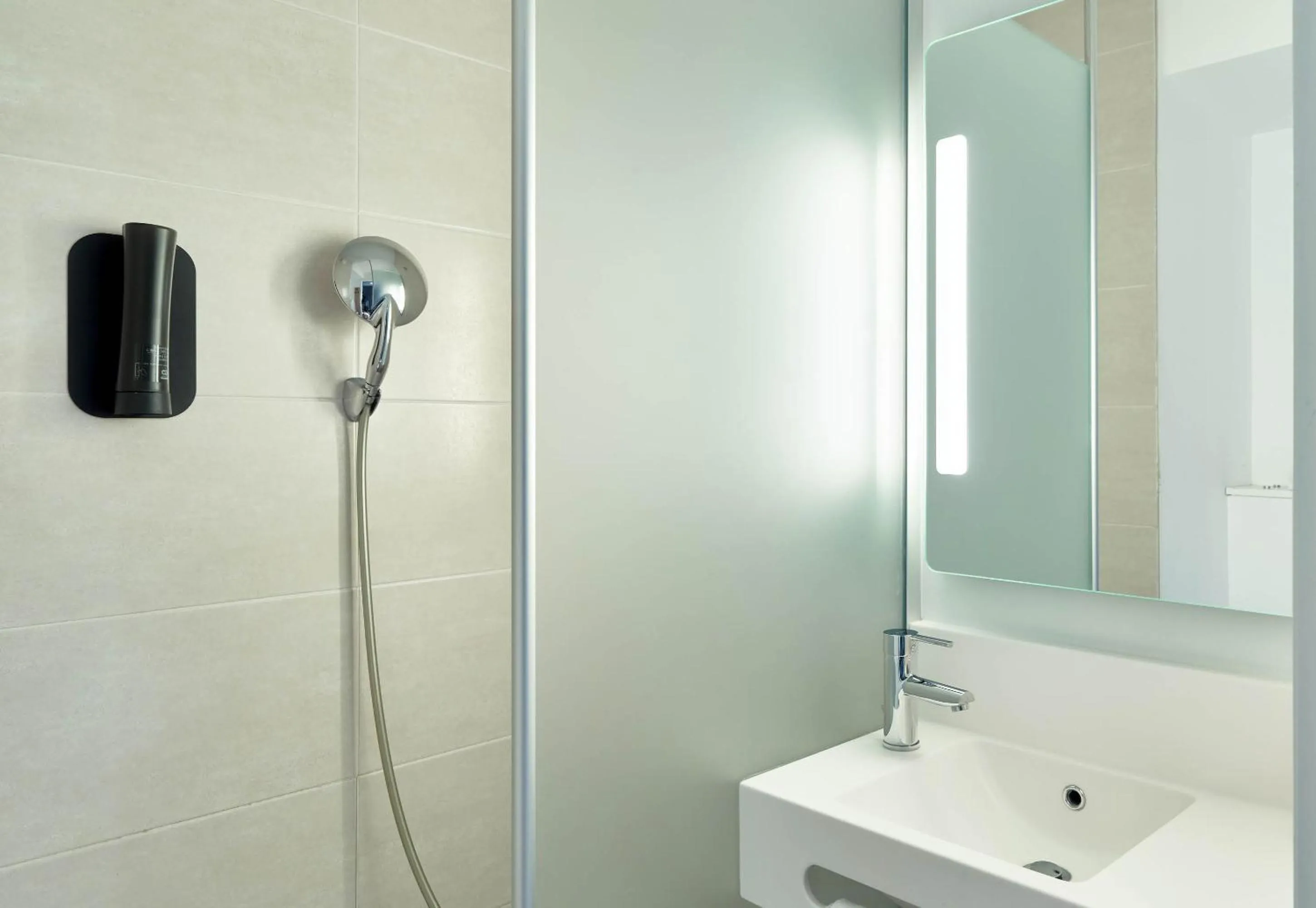 Bathroom in B&B HOTEL Paris Sud Chatenay Malabry