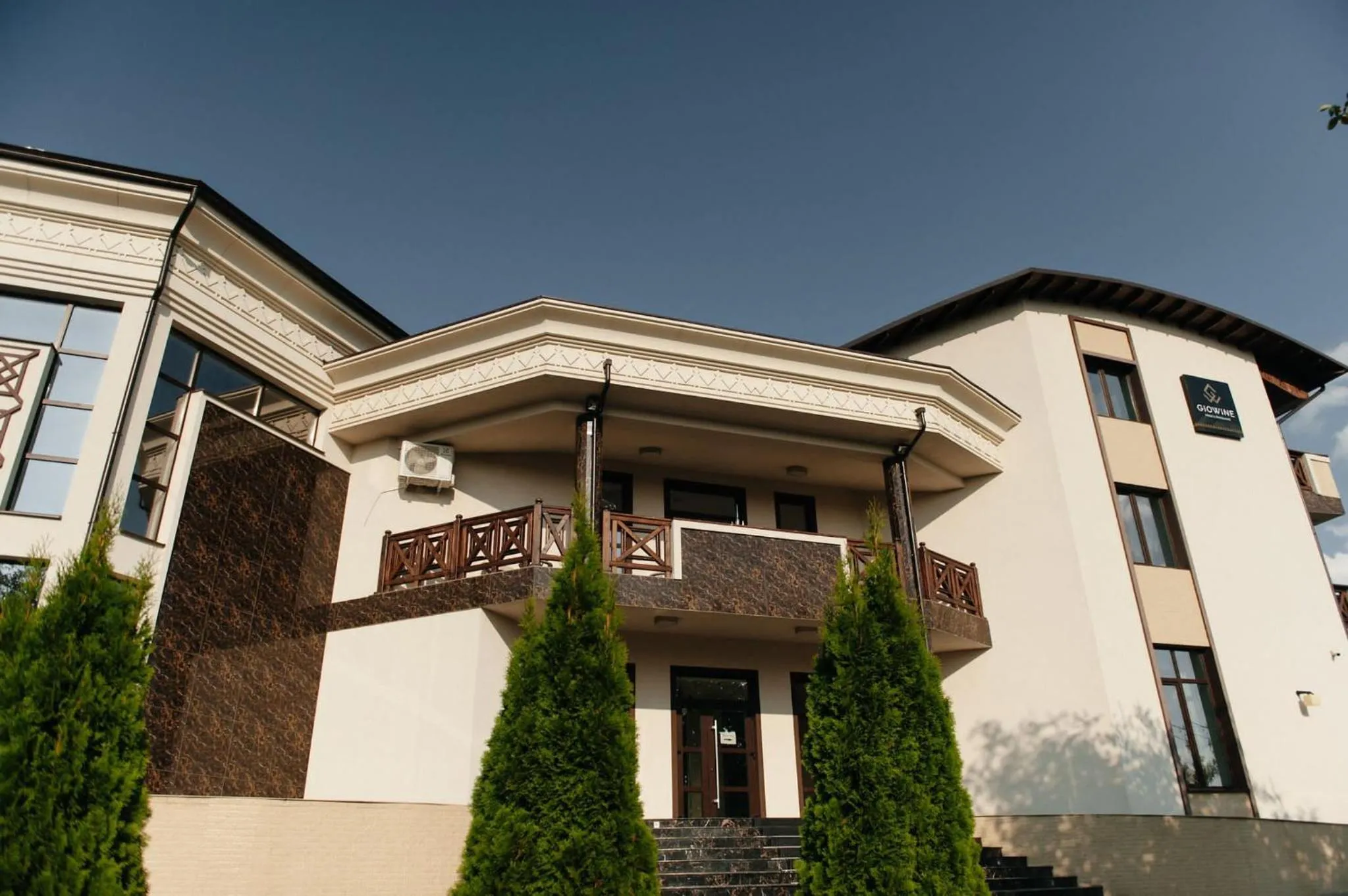 Giowine Hotel & Restaurant