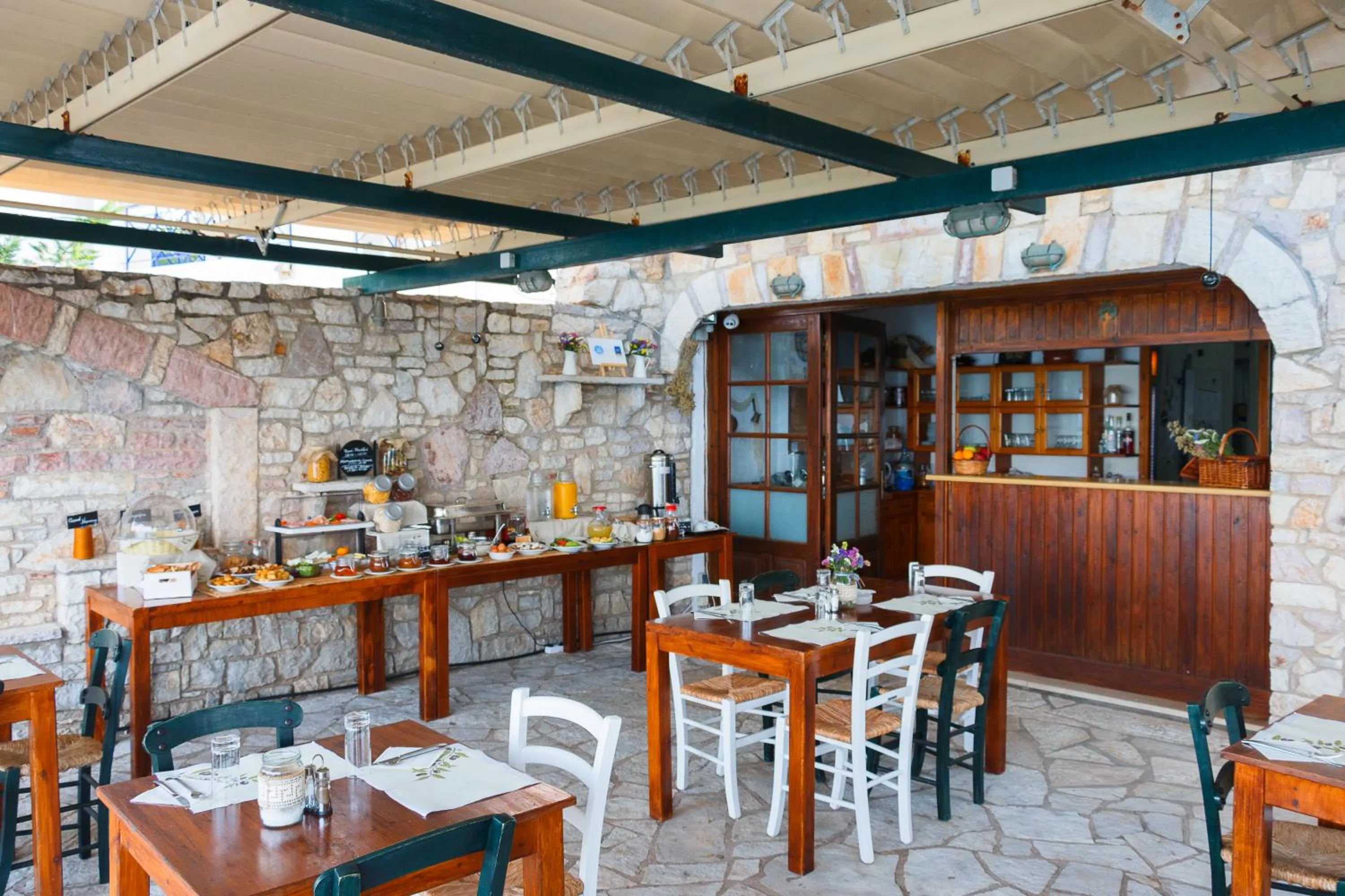 Restaurant/places to eat in Grekis Beach Hotel and Apartments