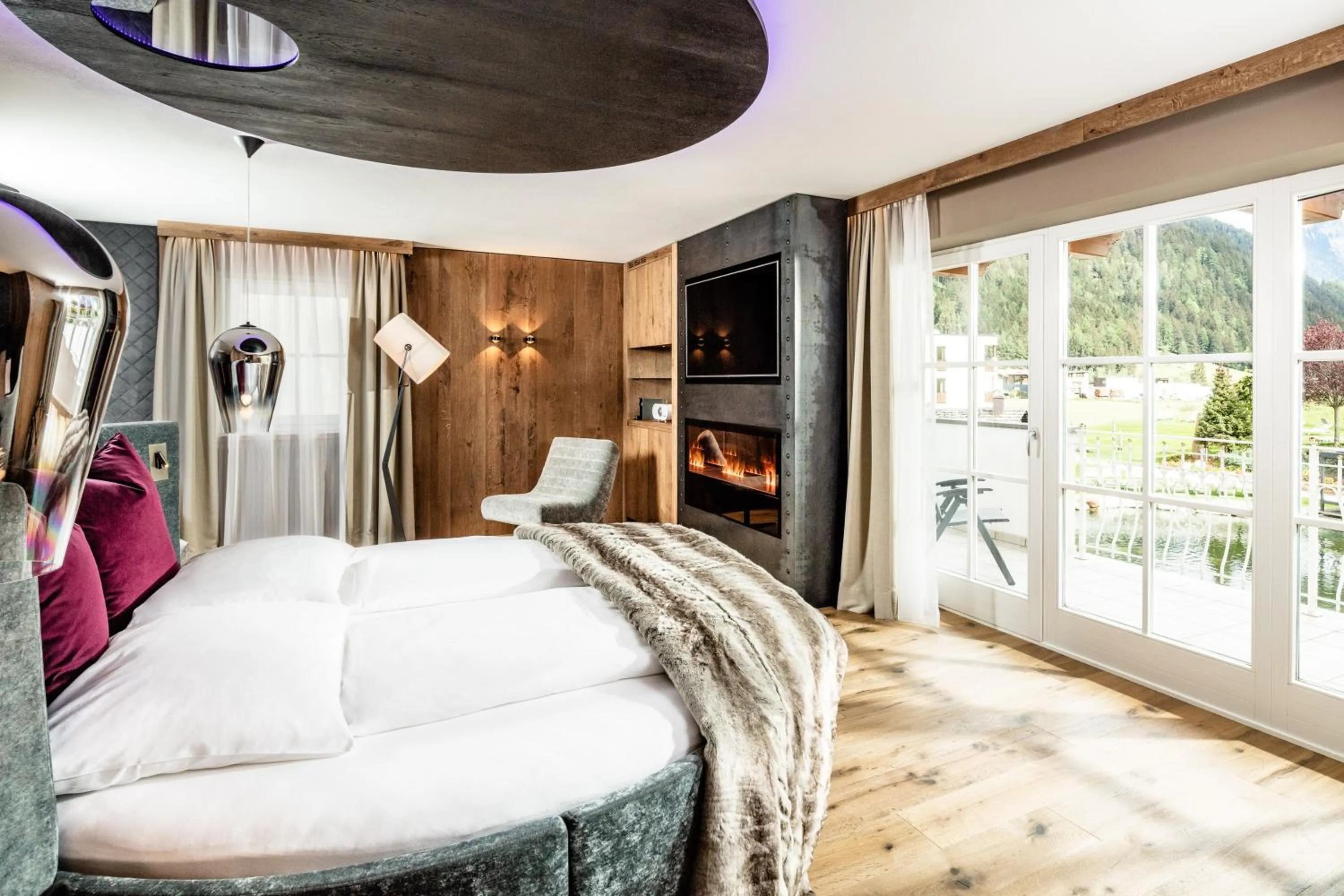 Photo of the whole room, Bed in Alpine Luxury SPA Resort Schwarzenstein