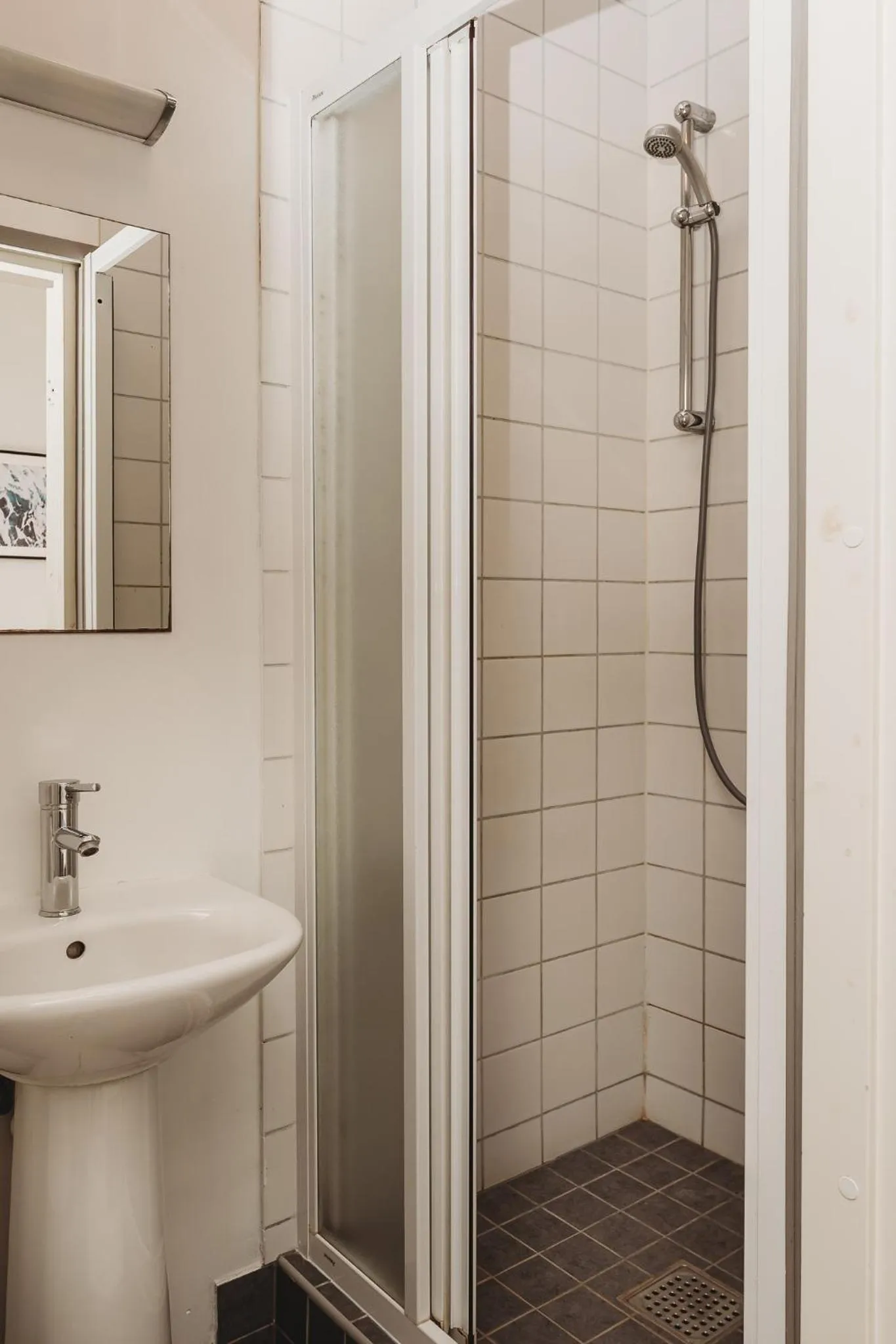 Shower in 16eur - Fat Margaret's