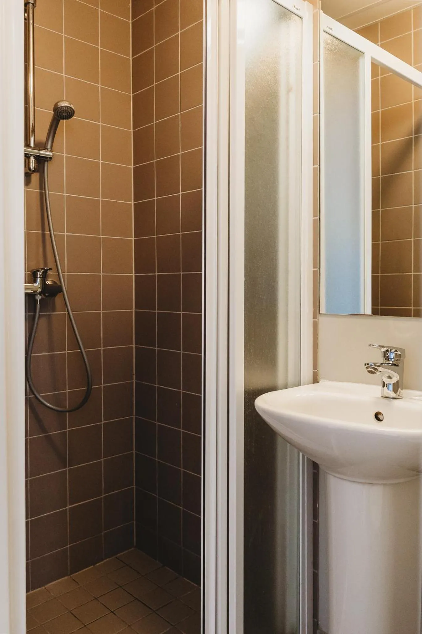 Shower in 16eur - Fat Margaret's