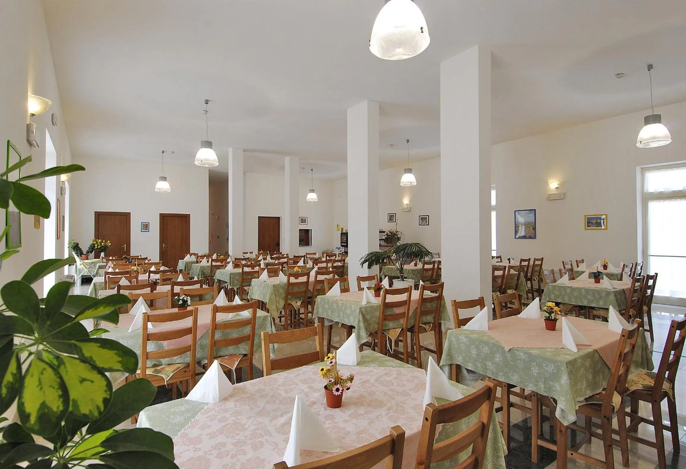 Restaurant/places to eat in Hotel Happy
