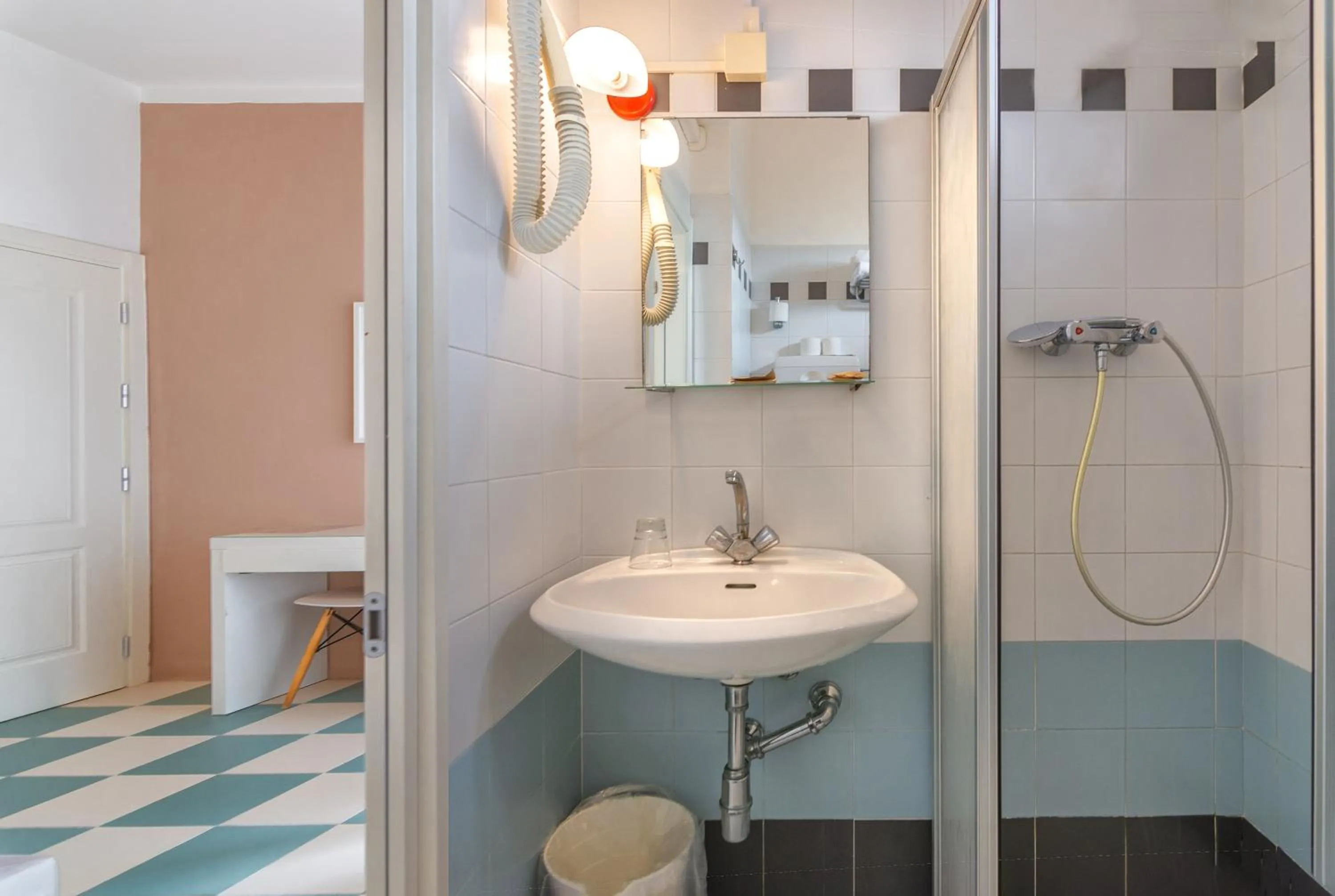 Shower in Hotel Happy