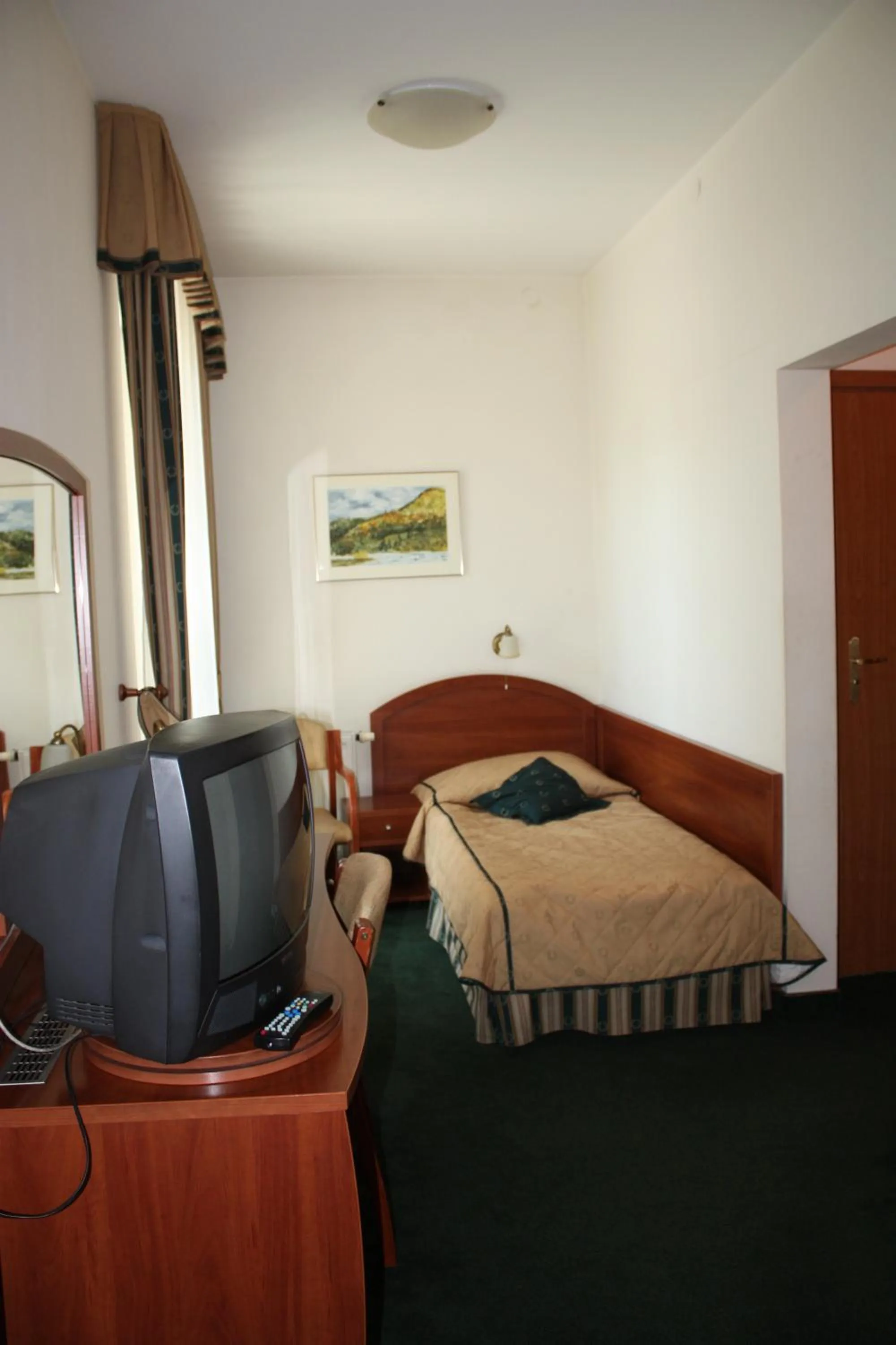 Photo of the whole room, Bed in Hotel Saol