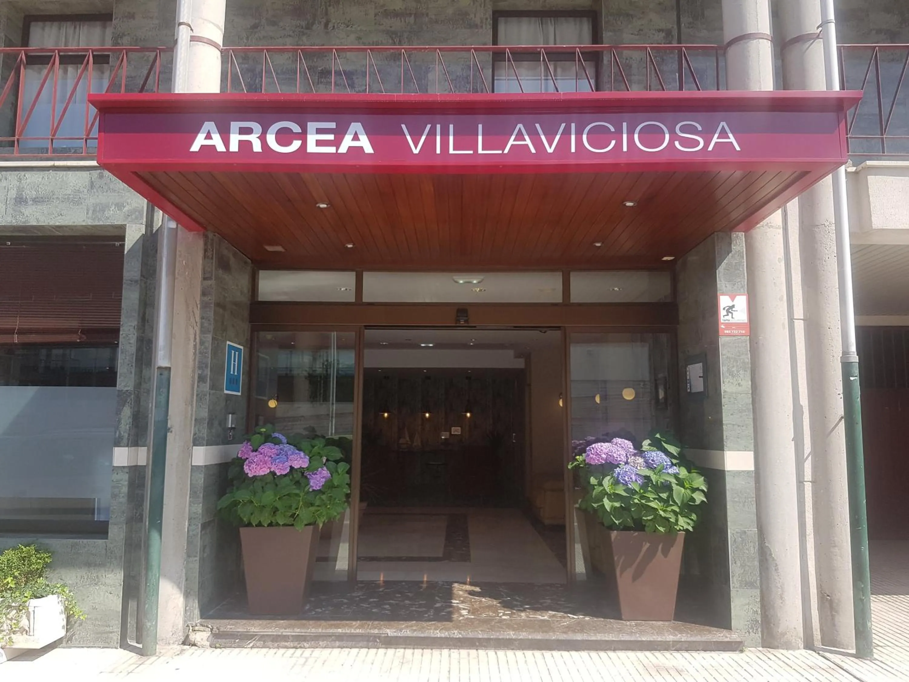 Facade/entrance in Hotel Arcea Villaviciosa