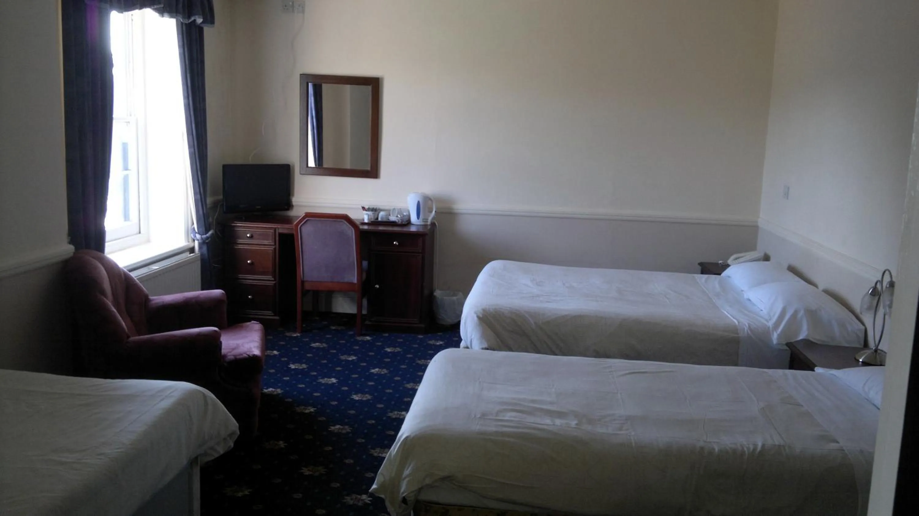 Bedroom, Bed in Rose and Crown Hotel