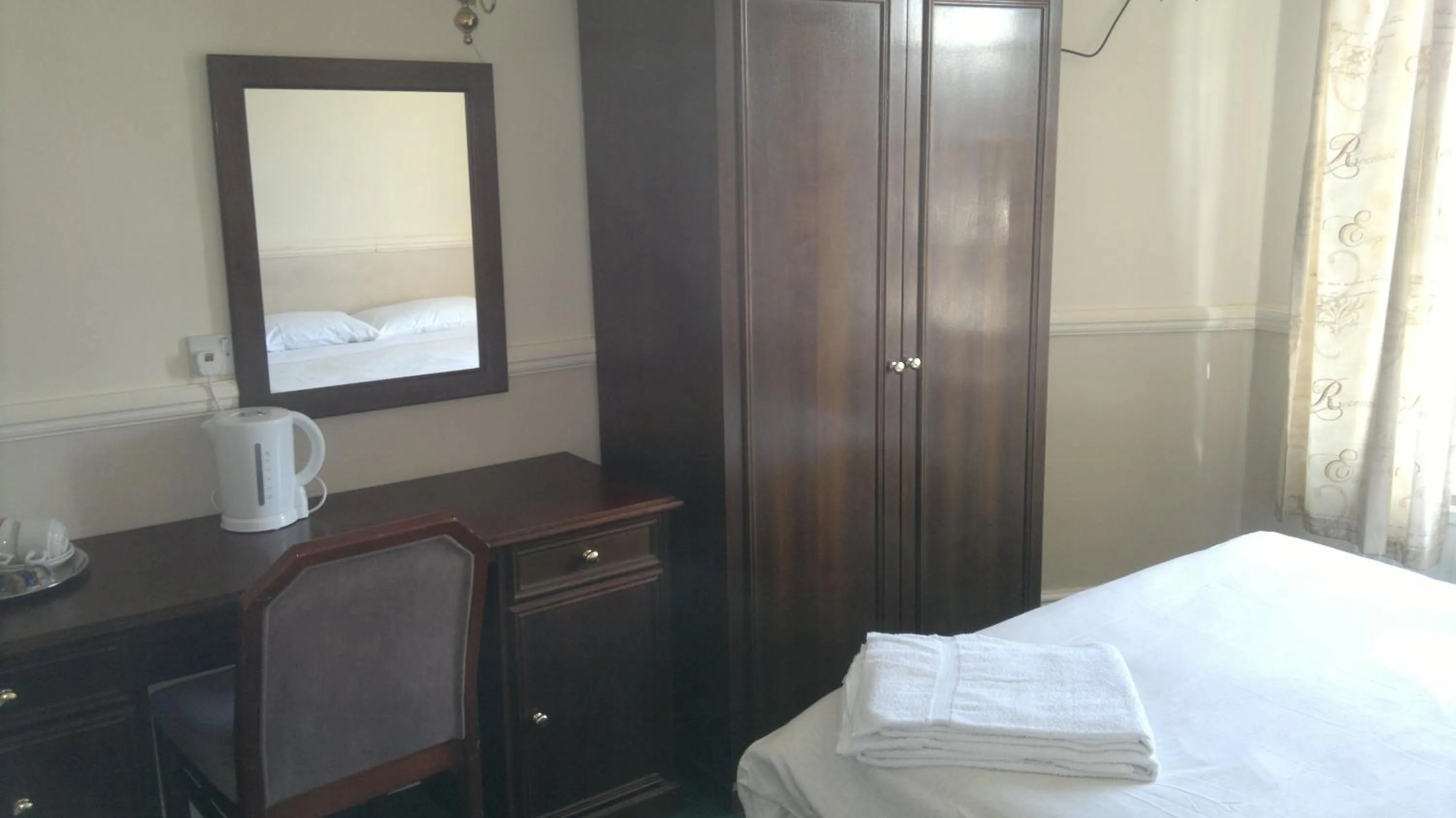 Bedroom, Bed in Rose and Crown Hotel