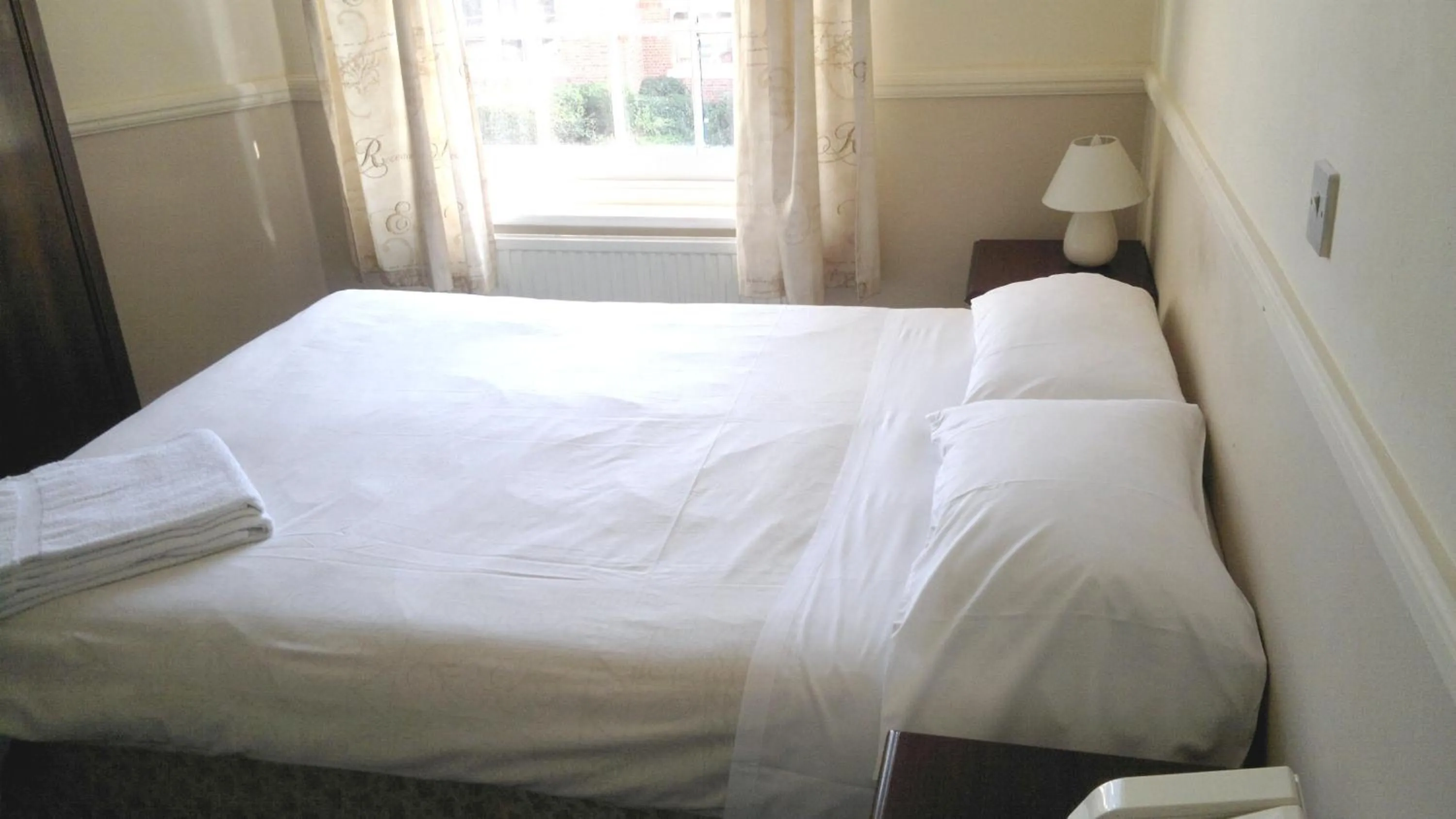 Bedroom, Bed in Rose and Crown Hotel