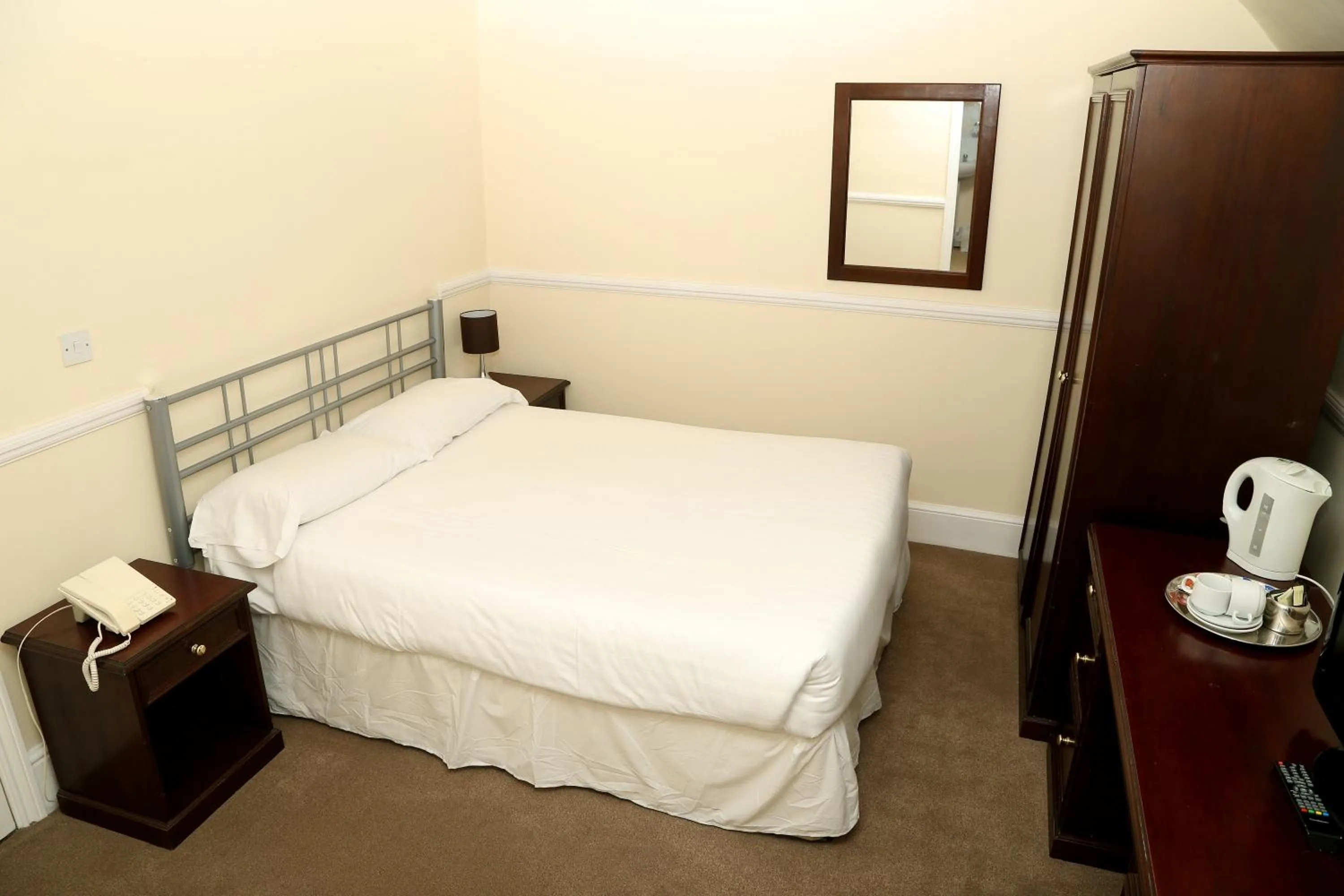 Bedroom, Bed in Rose and Crown Hotel