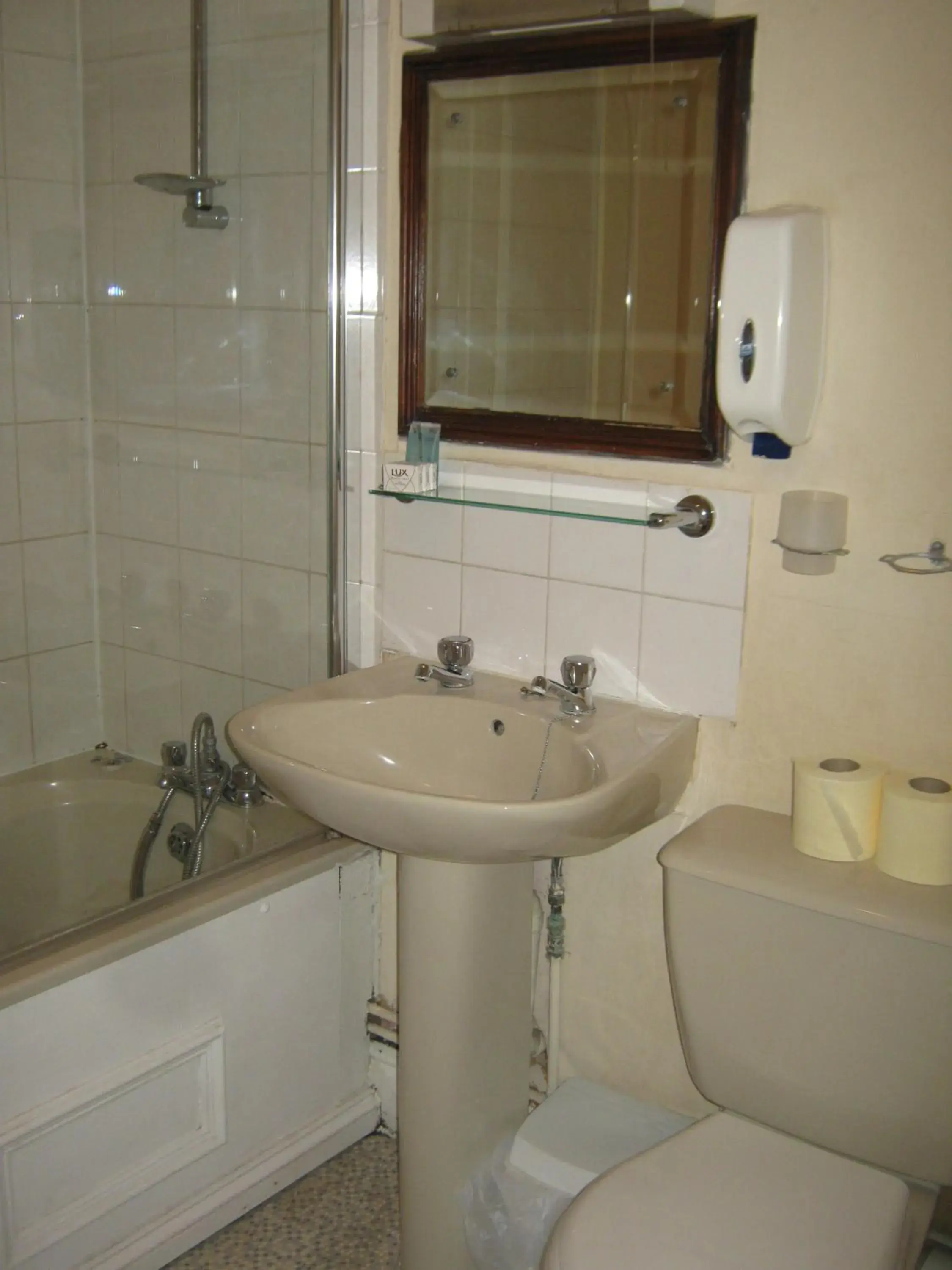 Family Room with Private Bathroom in Rose and Crown Hotel Family Room with Private Bathroom in Rose and Crown Hotel