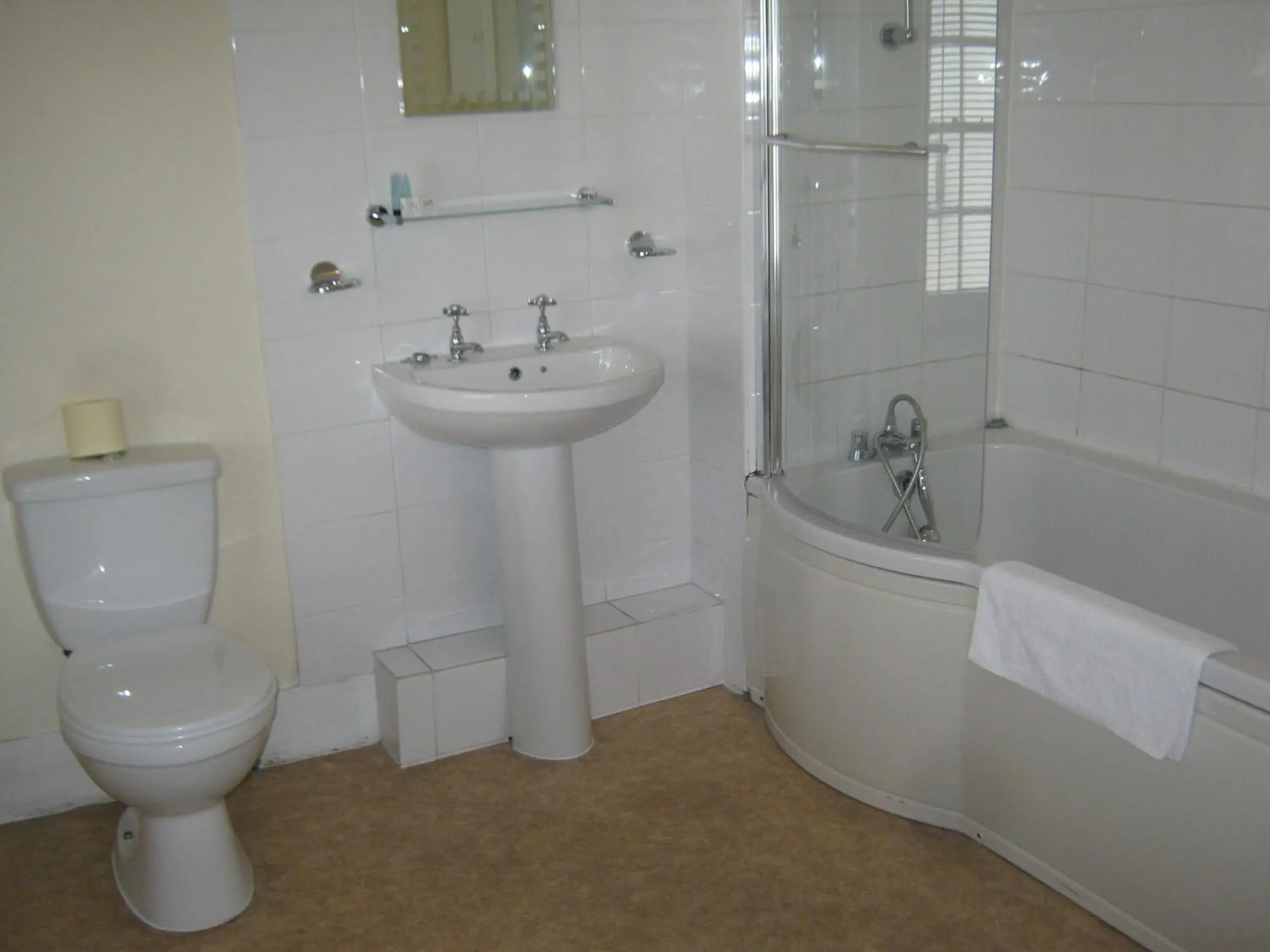 Double Room with Private Bathroom in Rose and Crown Hotel Double Room with Private Bathroom in Rose and Crown Hotel