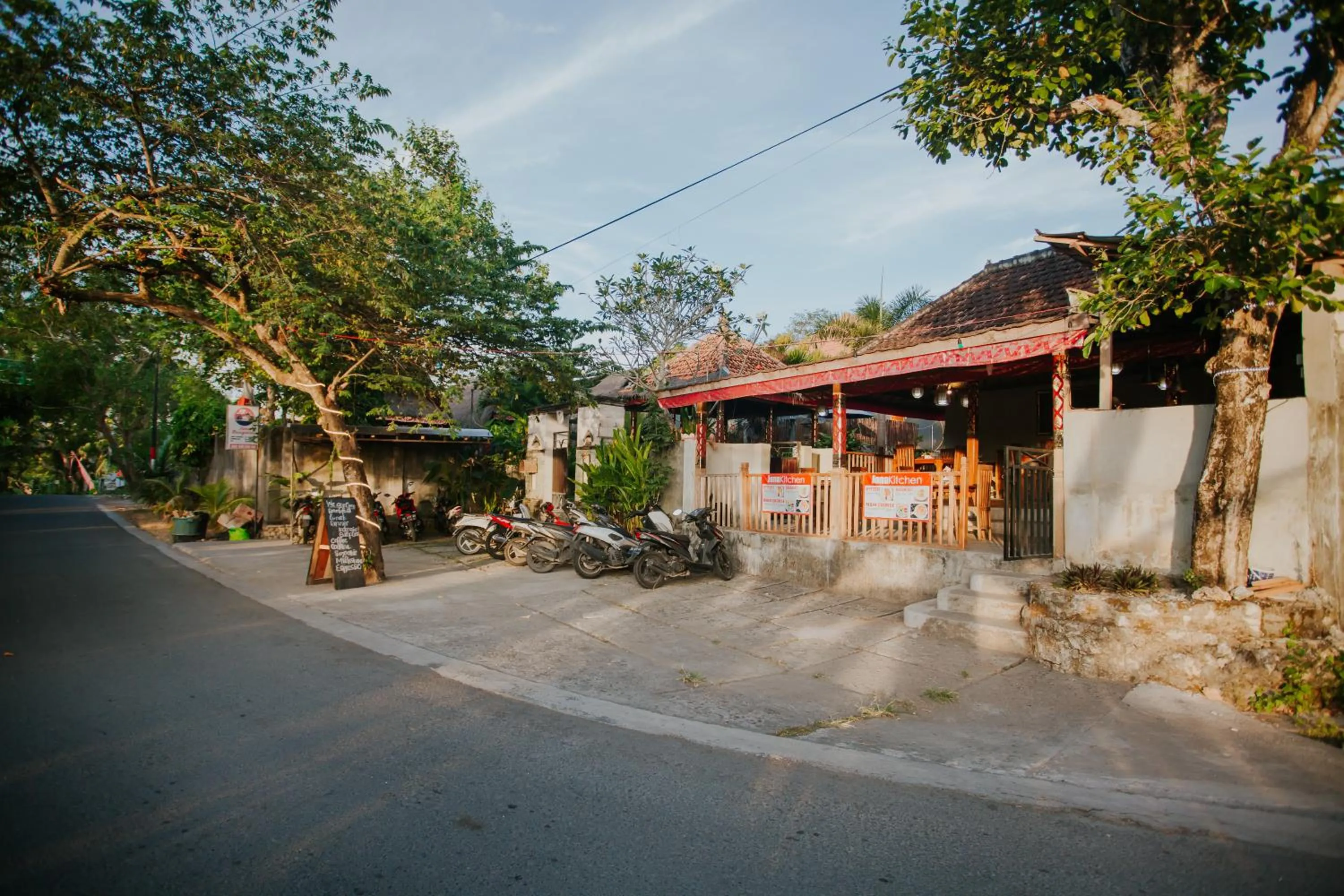 Restaurant/places to eat in Jona Bungalow
