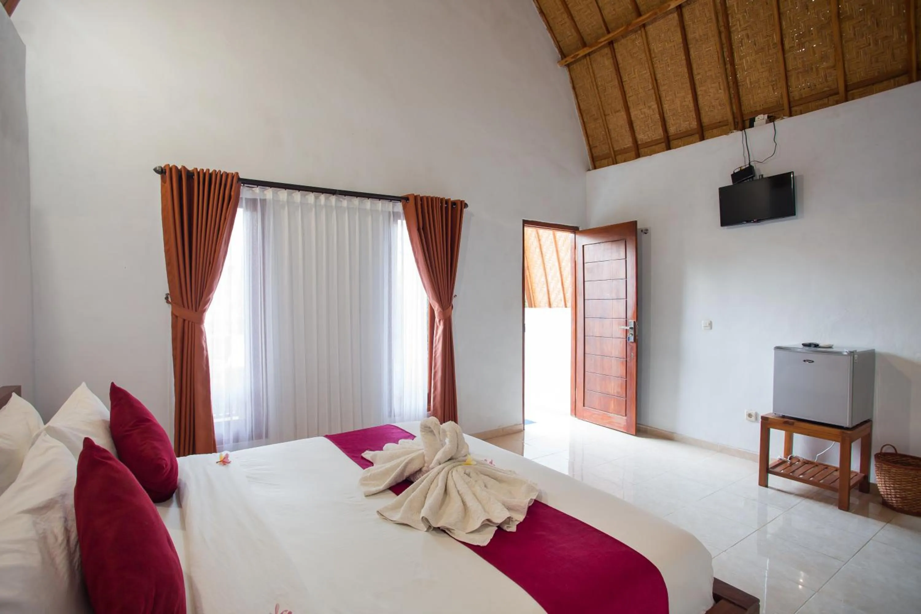 Communal lounge/ TV room, Bed in Jona Bungalow