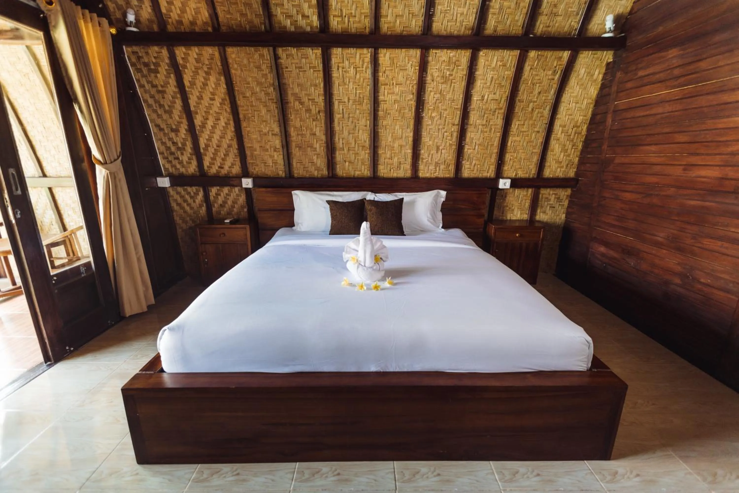 Photo of the whole room, Bed in Jona Bungalow