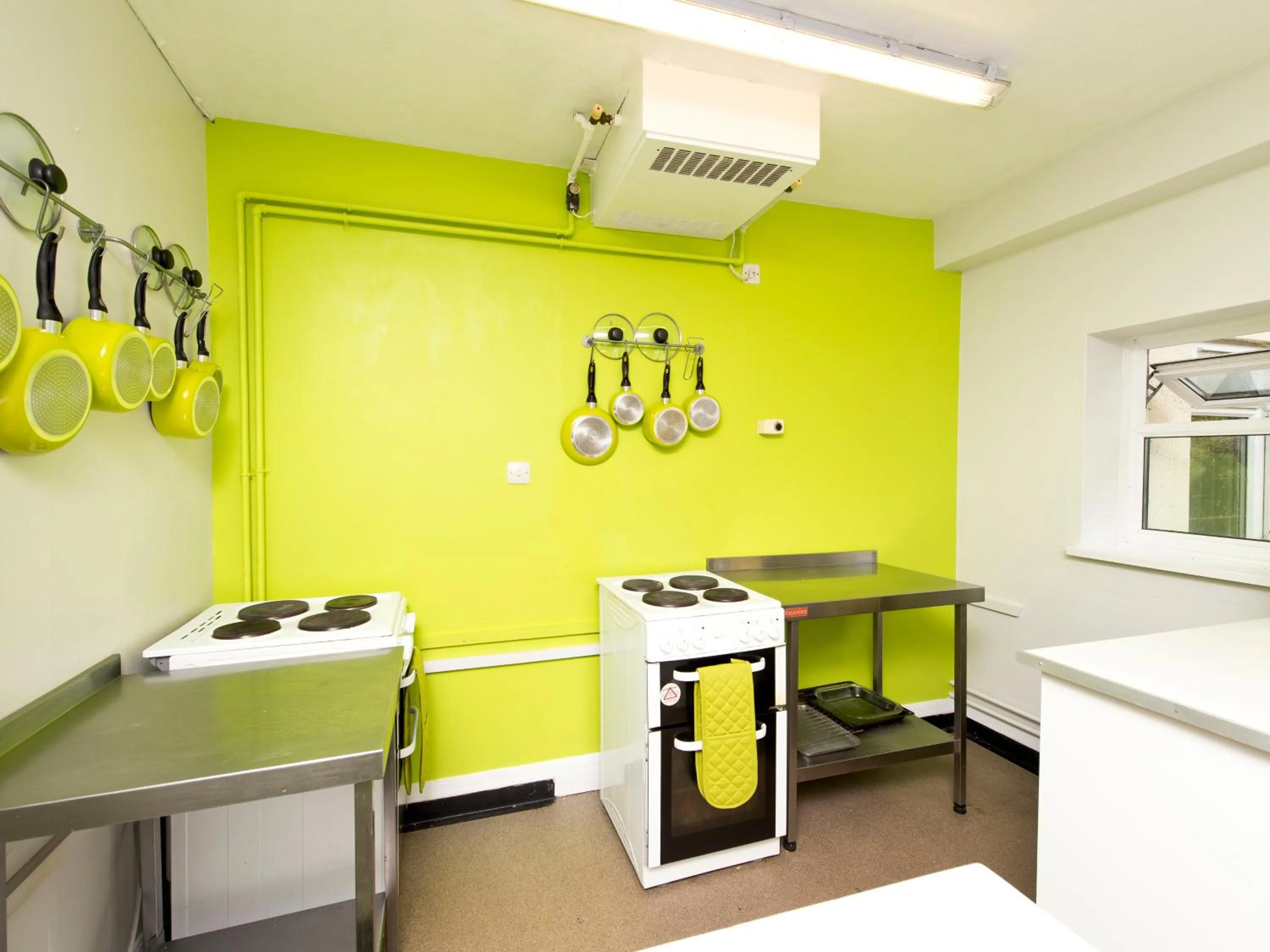 Communal kitchen in YHA Truleigh Hill