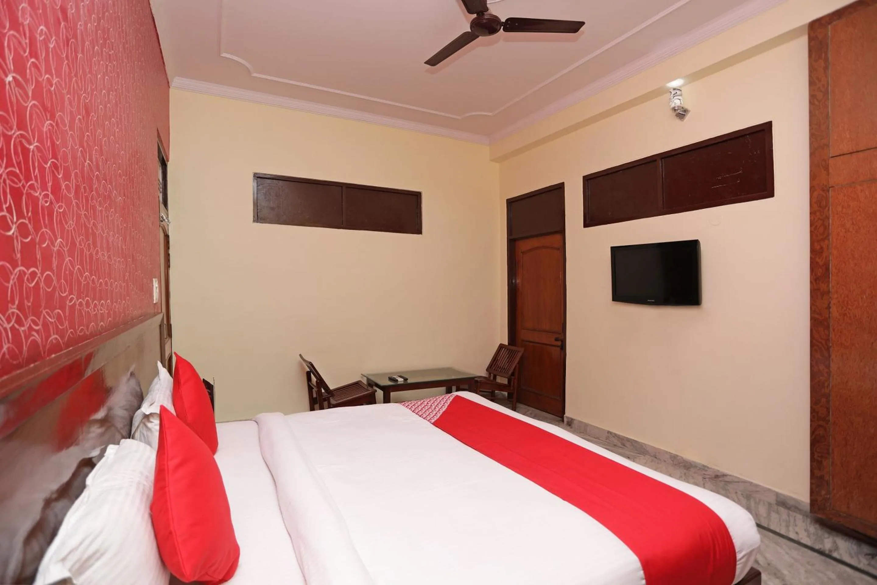 Bedroom, Bed in Super Hotel O Shikhar Paradise