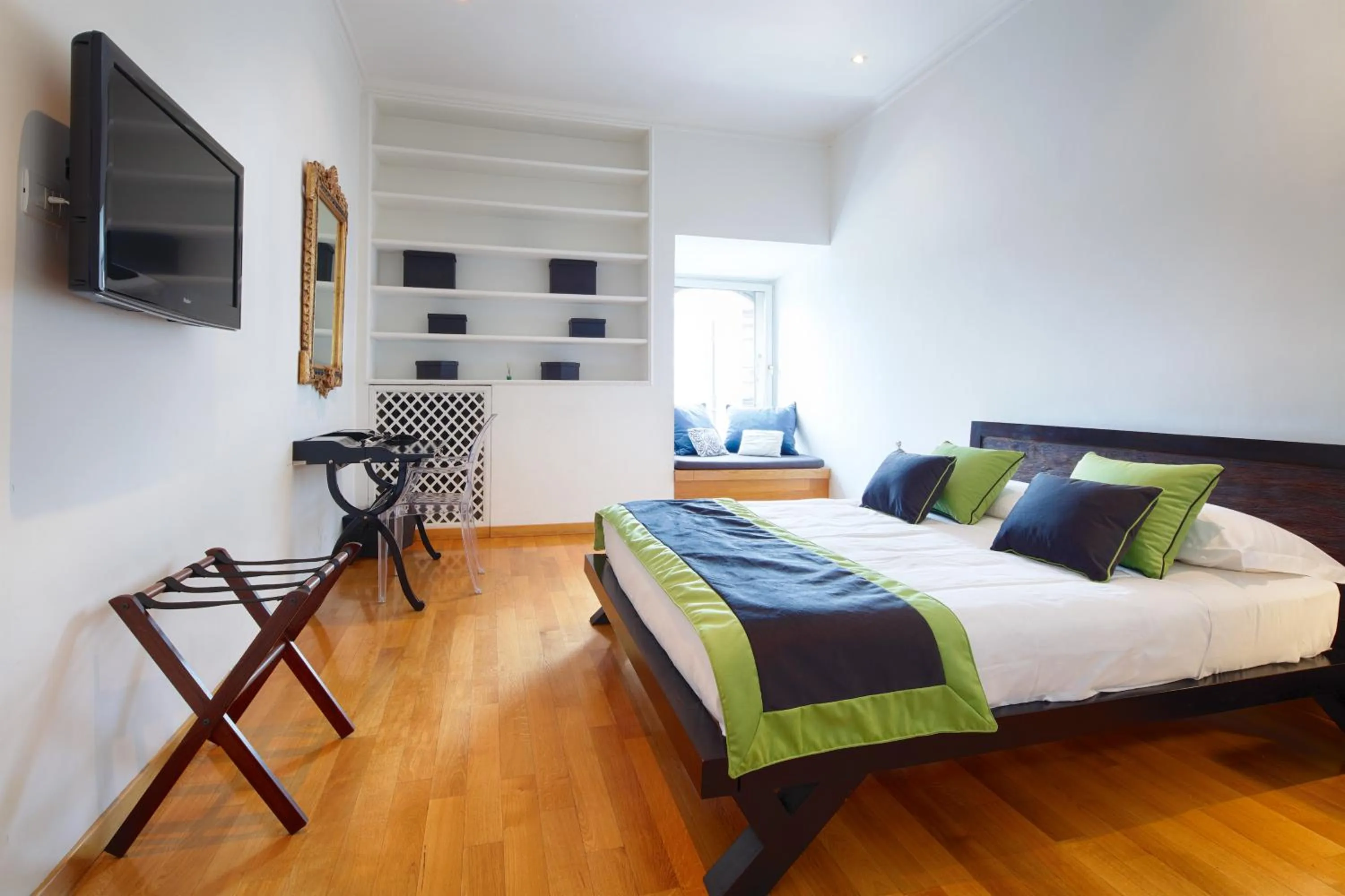 Photo of the whole room, Bed in HT N°9 Colosseo