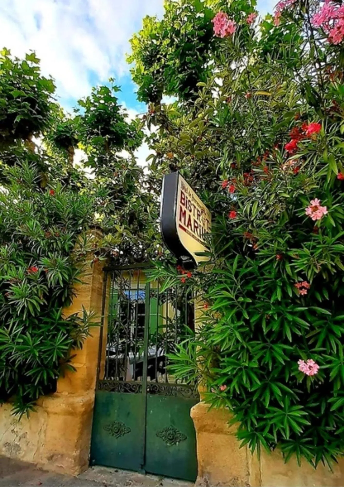 Facade/entrance in Logis hôtel restaurant de Provence