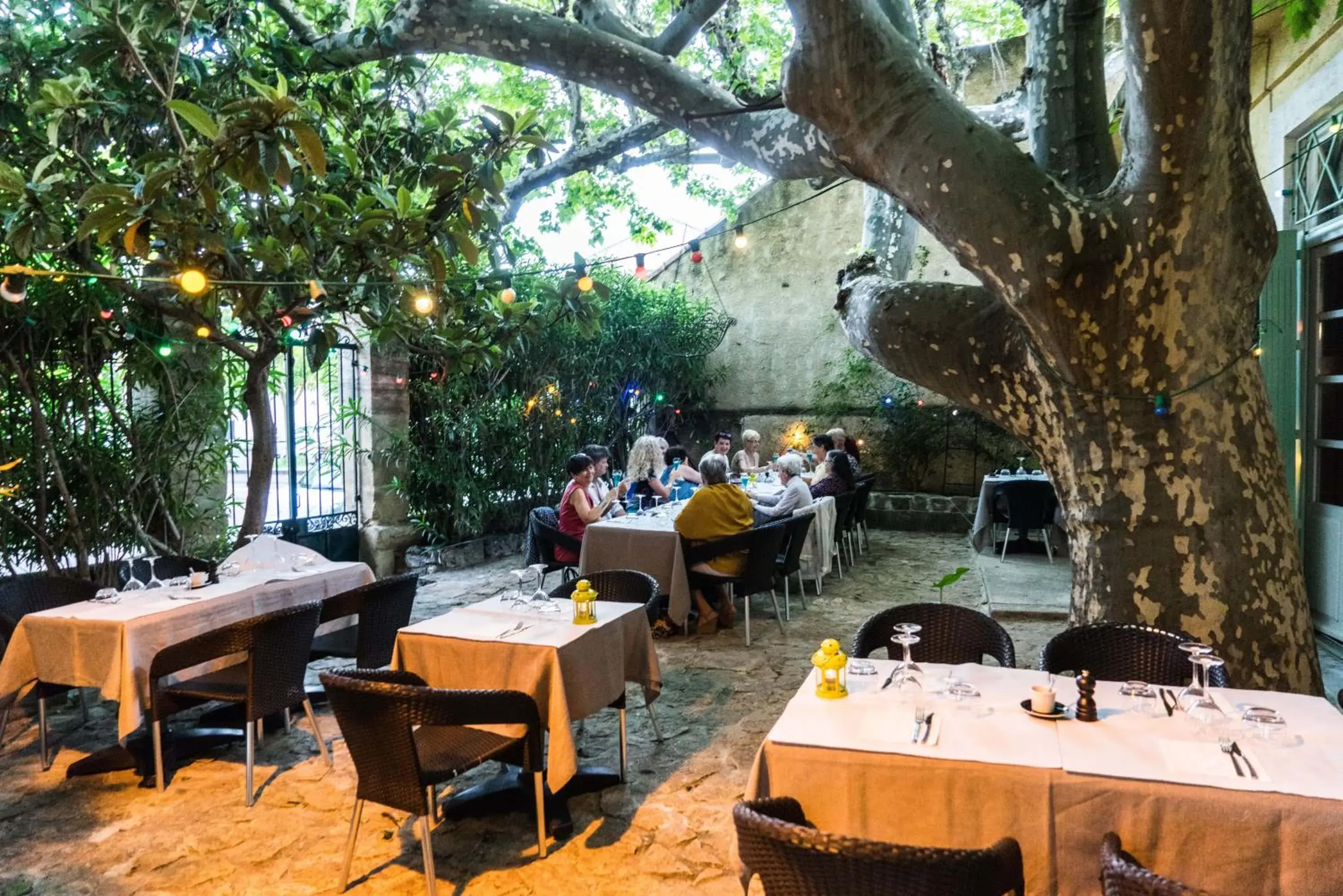 Property building in Logis hôtel restaurant de Provence Property building in Logis hôtel restaurant de Provence