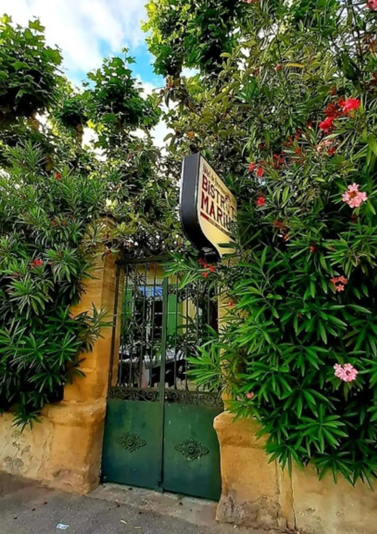 Facade/entrance in Logis hôtel restaurant de Provence Facade/entrance in Logis hôtel restaurant de Provence