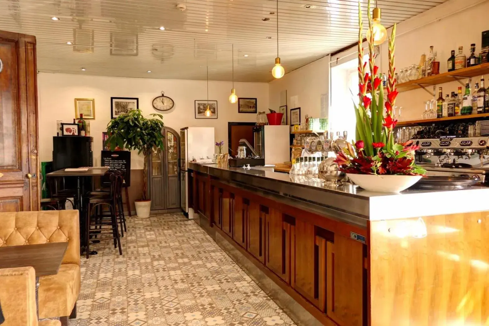 Lounge or bar in Logis hôtel restaurant de Provence Lounge or bar in Logis hôtel restaurant de Provence