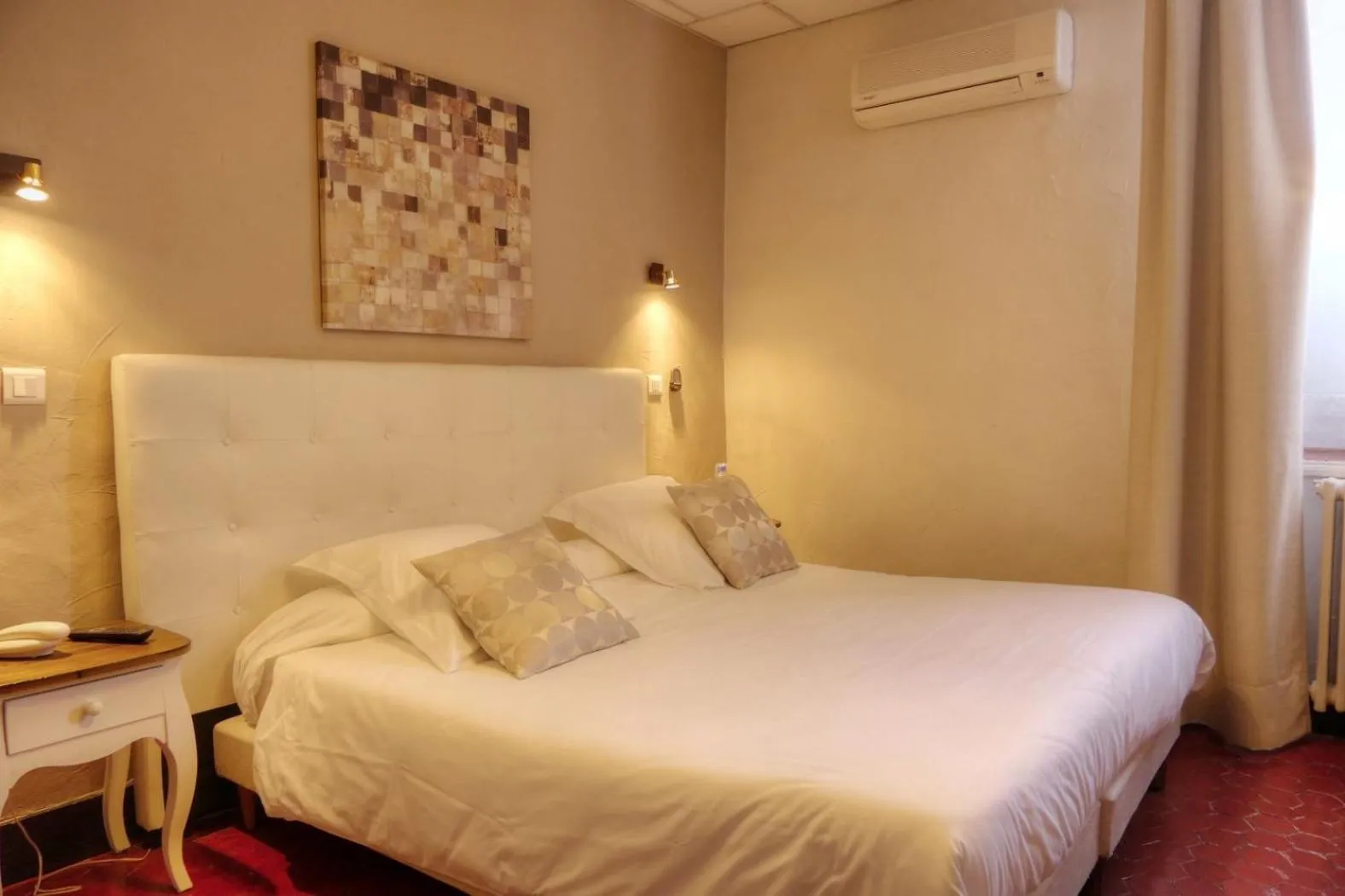 Bed in Logis hôtel restaurant de Provence