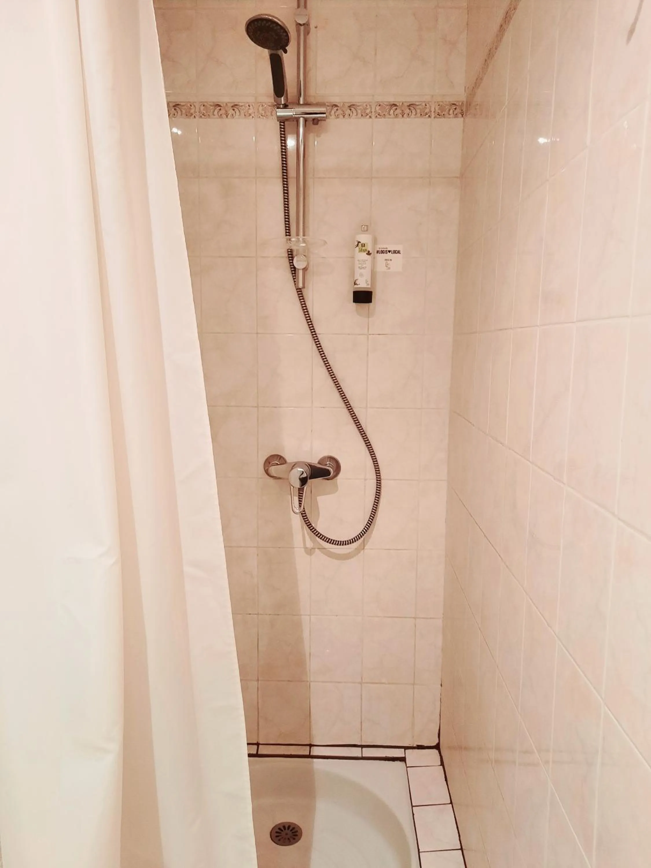 Shower in Logis hôtel restaurant de Provence