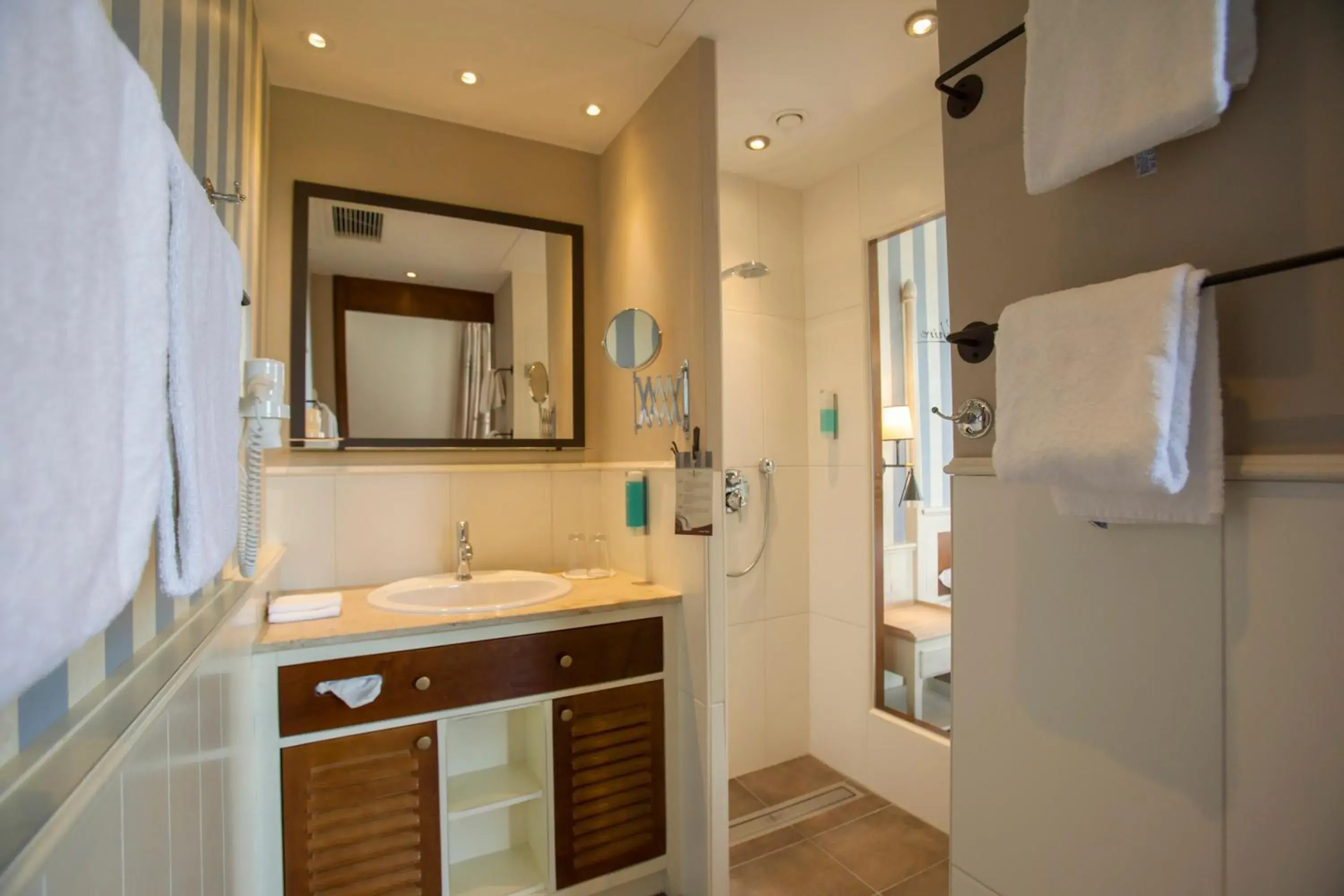 Family Room (3 Adults + 2 Children under 12 Years) in 4-Sterne Superior Erlebnishotel Bell Rock, Europa-Park Erlebnis-Resort Family Room (3 Adults + 2 Children under 12 Years) in 4-Sterne Superior Erlebnishotel Bell Rock, Europa-Park Erlebnis-Resort
