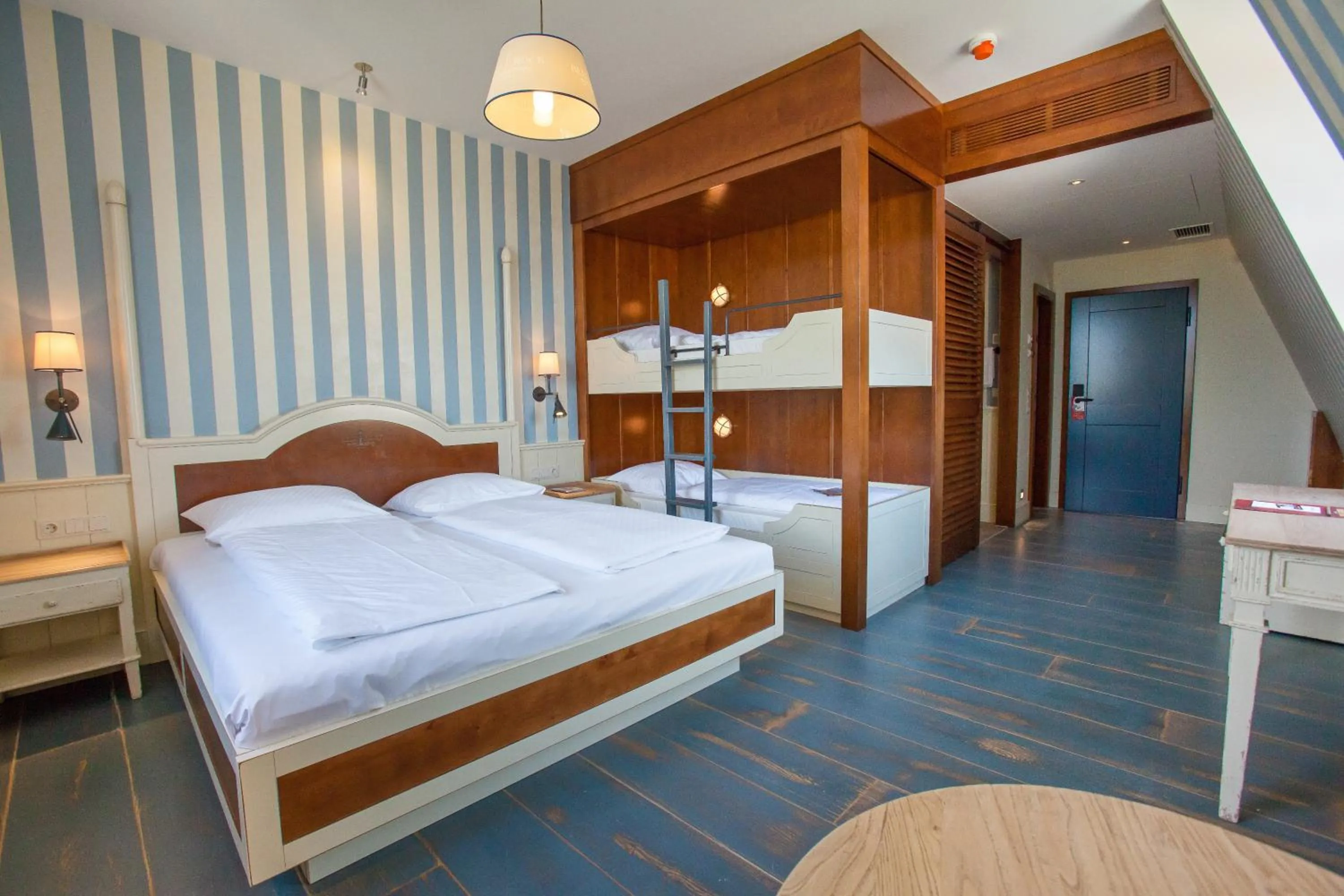 Photo of the whole room, Bed in 4-Sterne Superior Erlebnishotel Bell Rock, Europa-Park Erlebnis-Resort