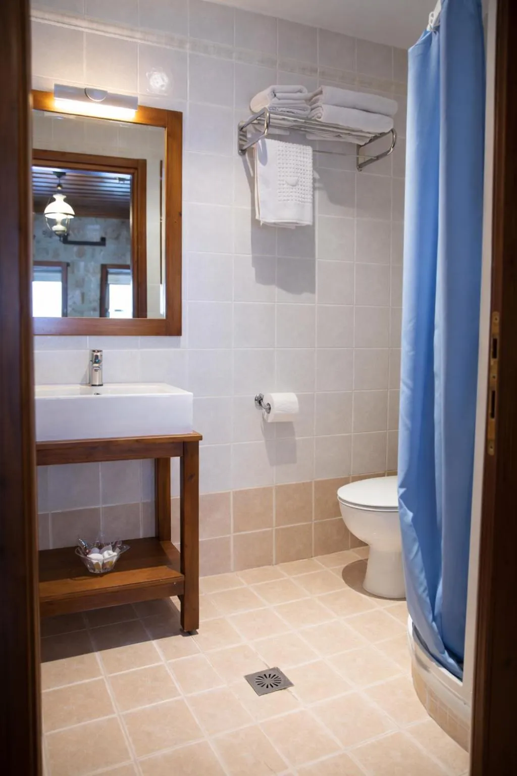 Shower in Hagiati Guesthouse - Edessa Cozy Mountain Retreat