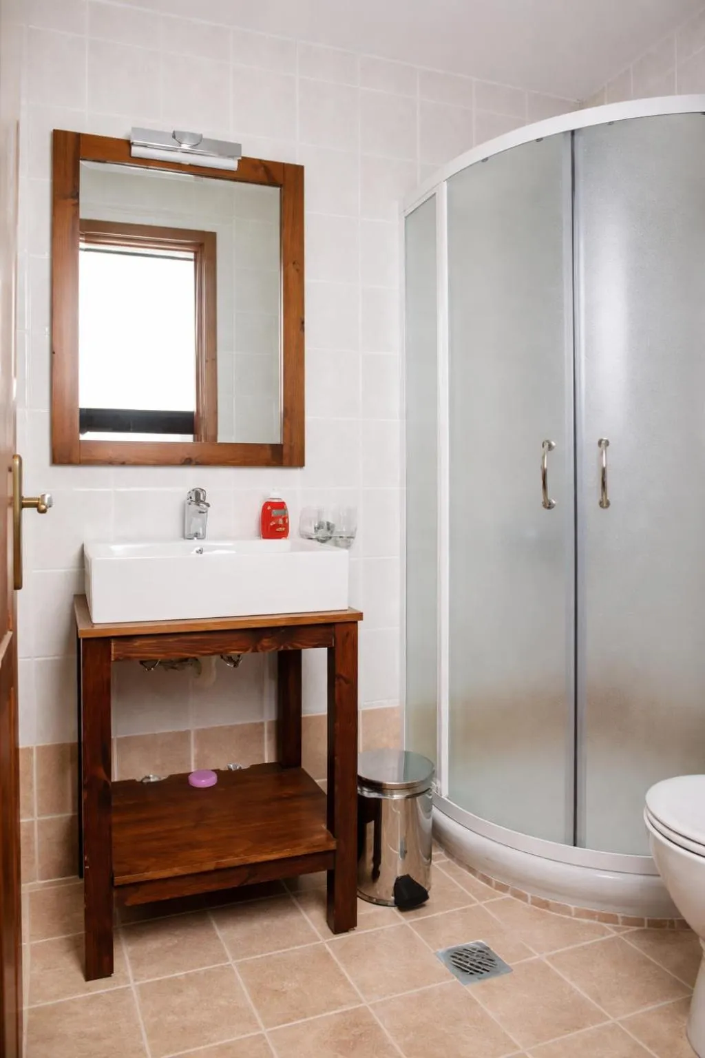 Shower in Hagiati Guesthouse - Edessa Cozy Mountain Retreat