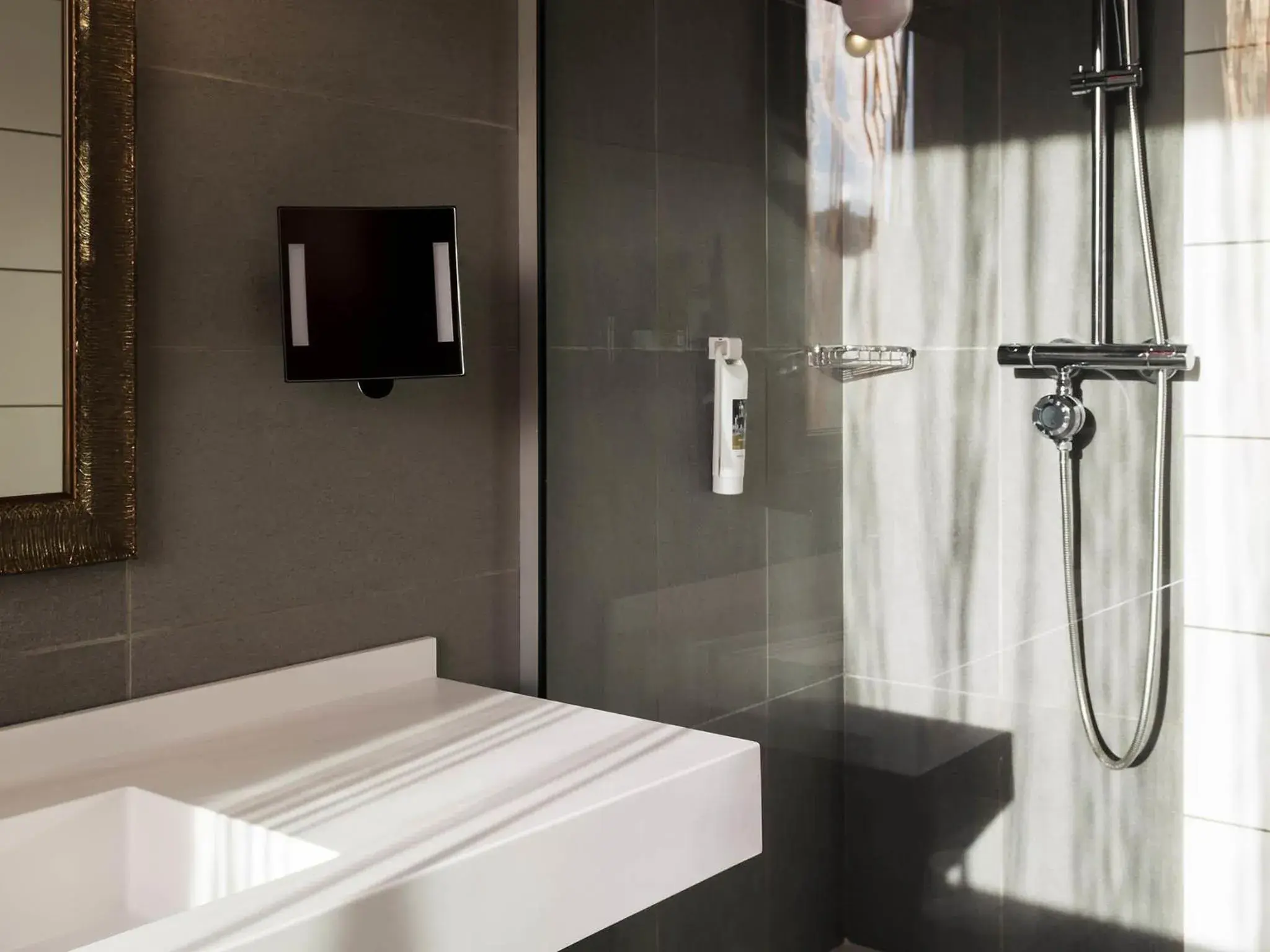 Superior Suite with One King Bed in Mercure Lyon Centre - Gare Part Dieu Superior Suite with One King Bed in Mercure Lyon Centre - Gare Part Dieu