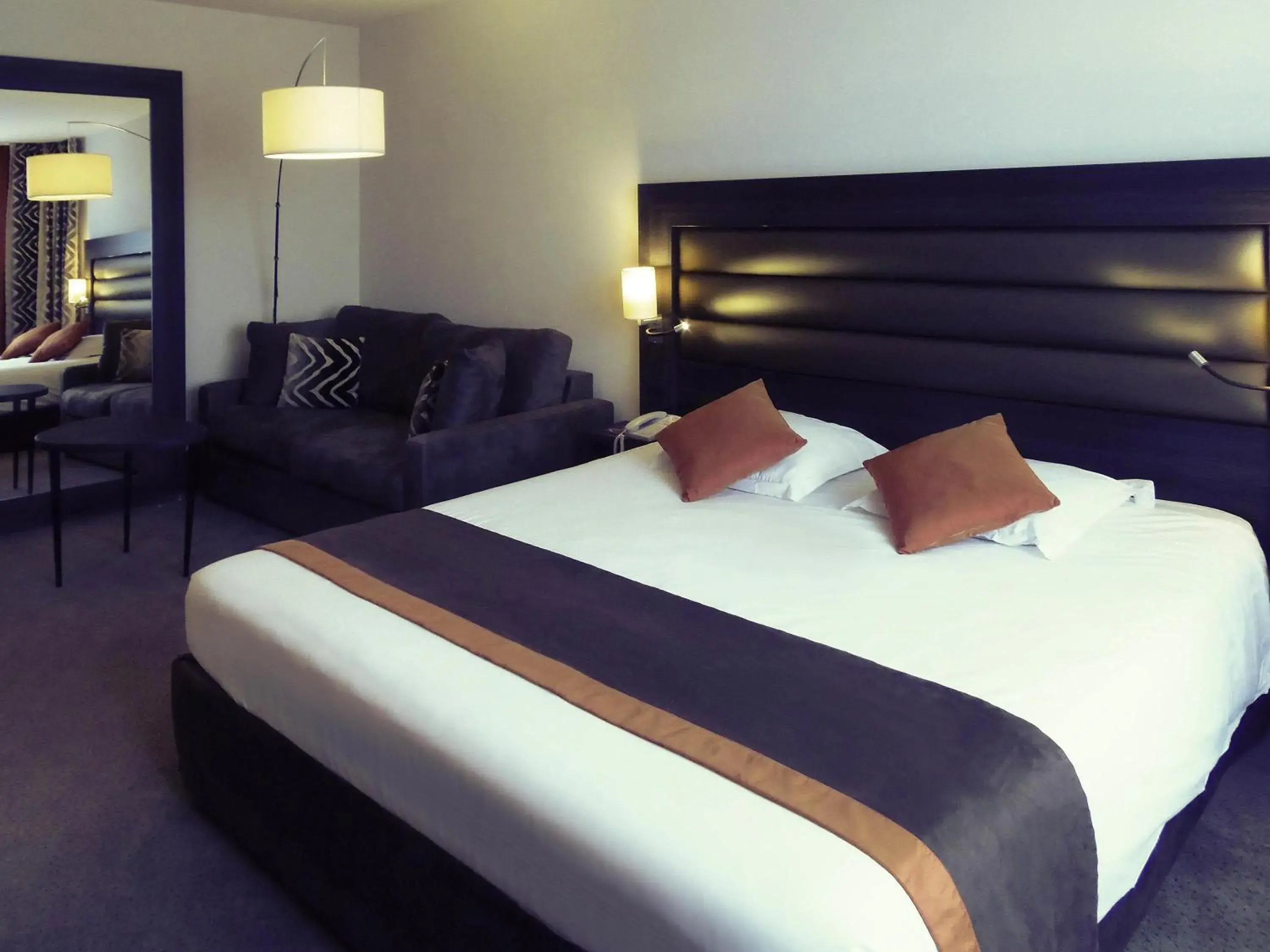 Bedroom, Bed in Mercure Lyon Centre - Gare Part Dieu Bedroom, Bed in Mercure Lyon Centre - Gare Part Dieu