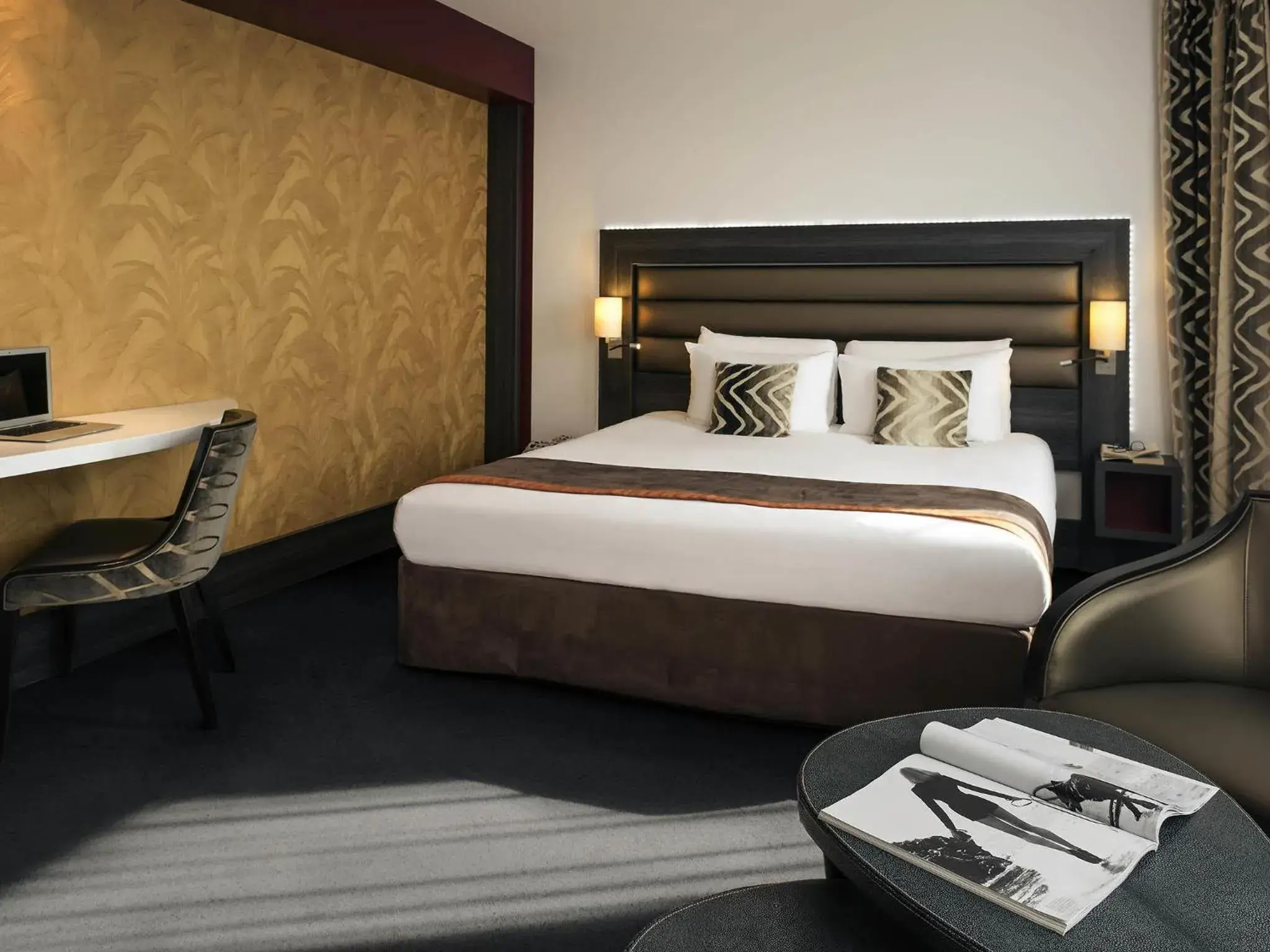 Bedroom, Bed in Mercure Lyon Centre - Gare Part Dieu Bedroom, Bed in Mercure Lyon Centre - Gare Part Dieu