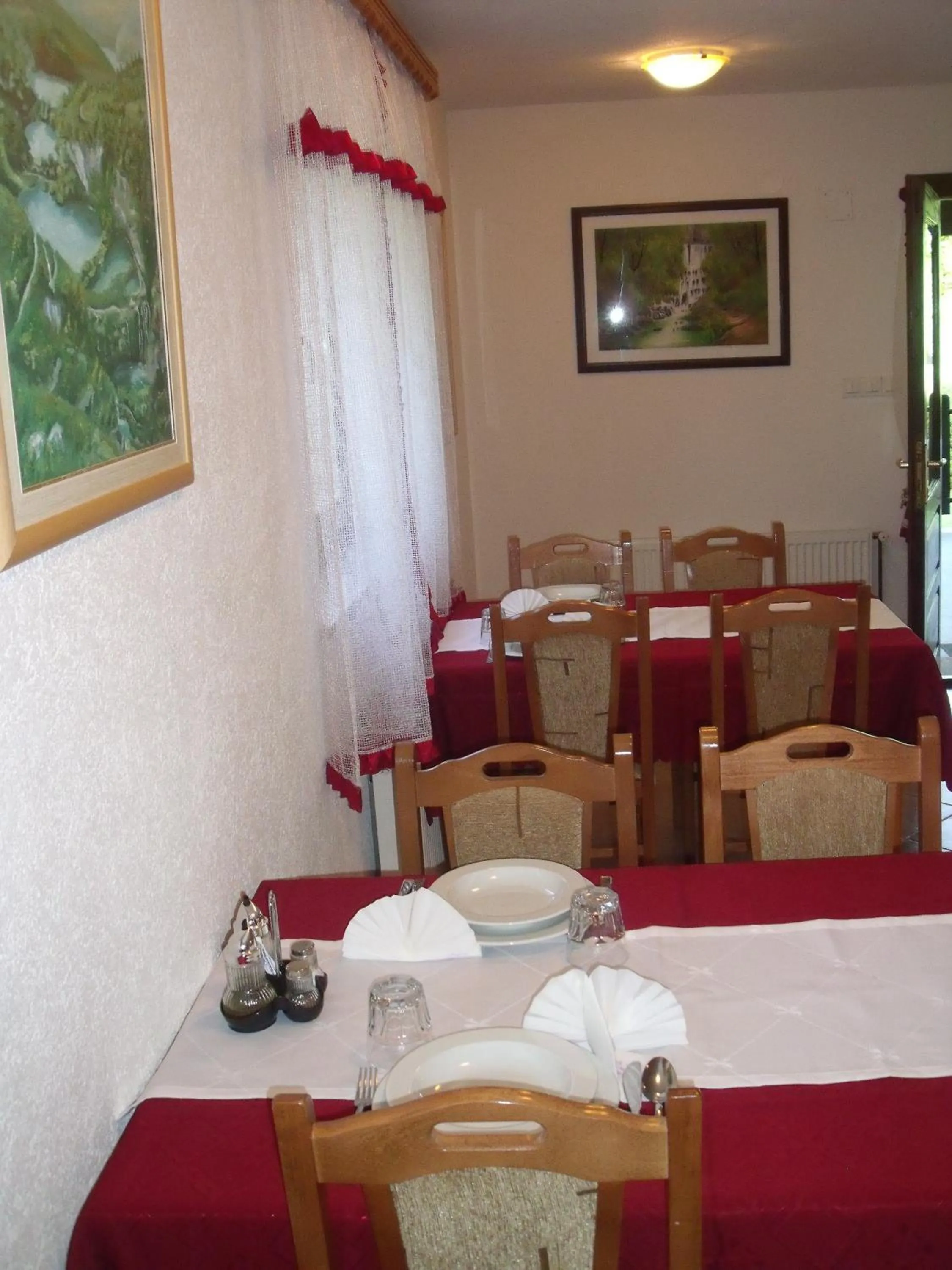 Restaurant/places to eat in Pansion Breza