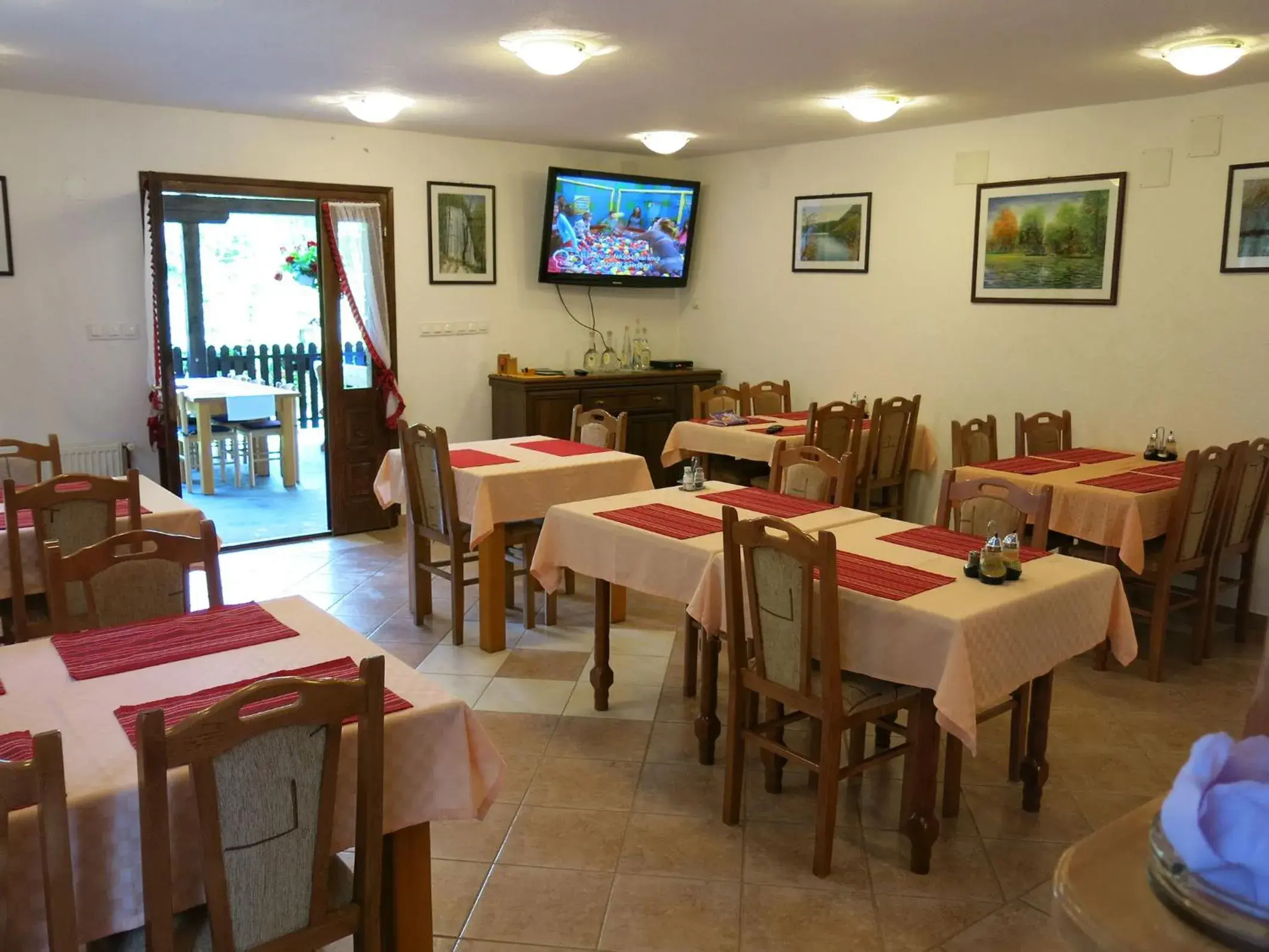 Restaurant/places to eat in Pansion Breza Restaurant/places to eat in Pansion Breza