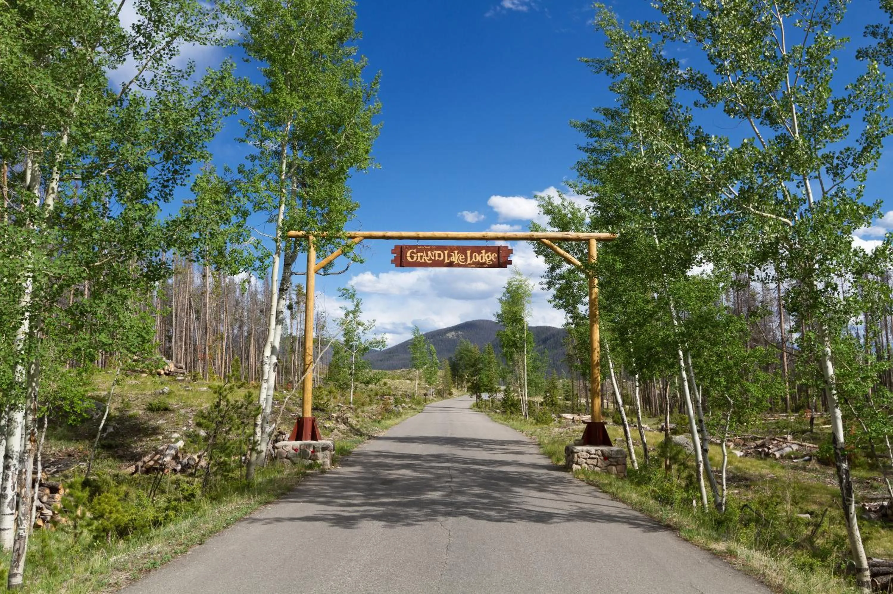 Facade/entrance in Grand Lake Lodge