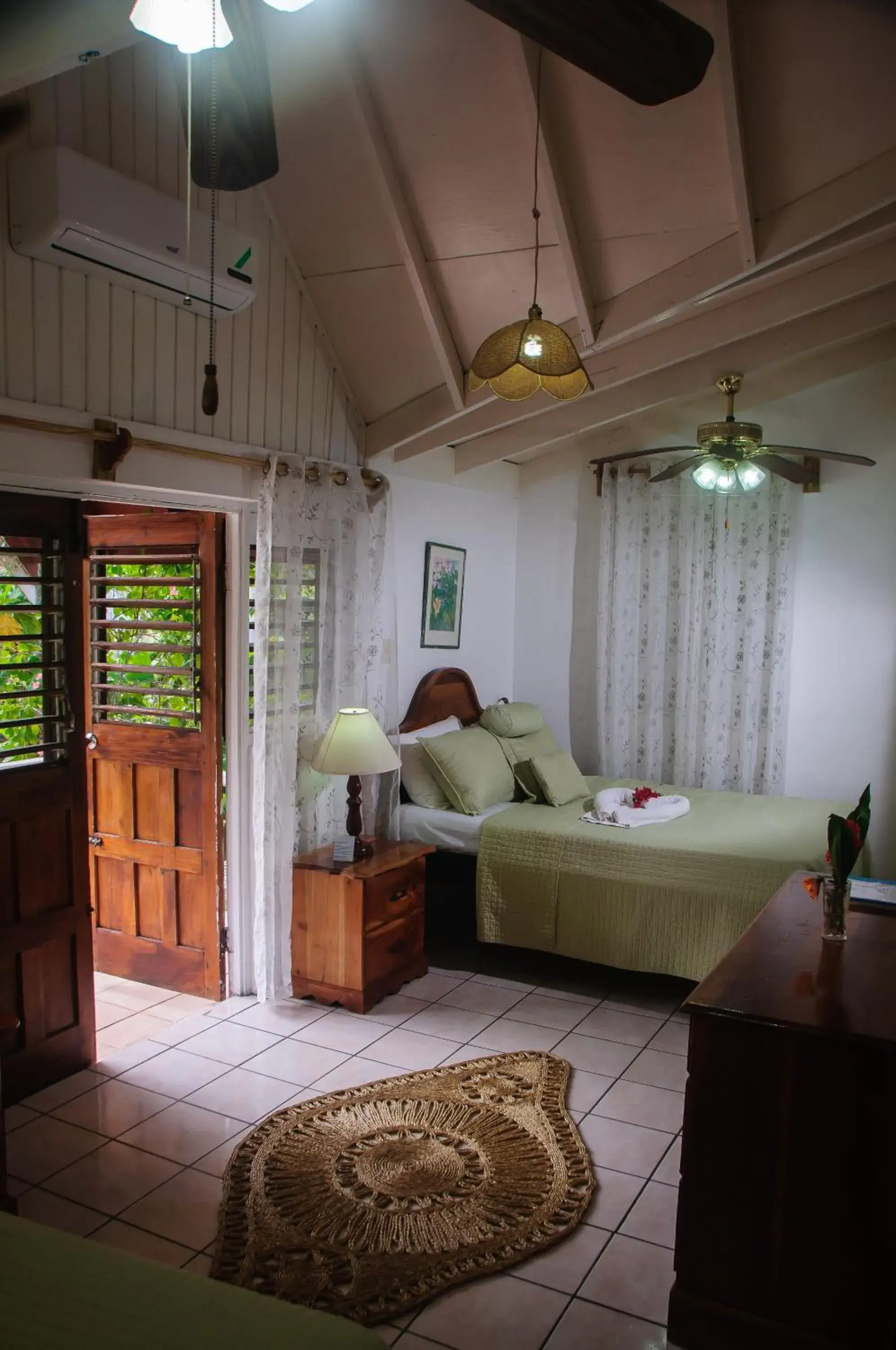 Bed in Firefly Beach Cottages Bed in Firefly Beach Cottages