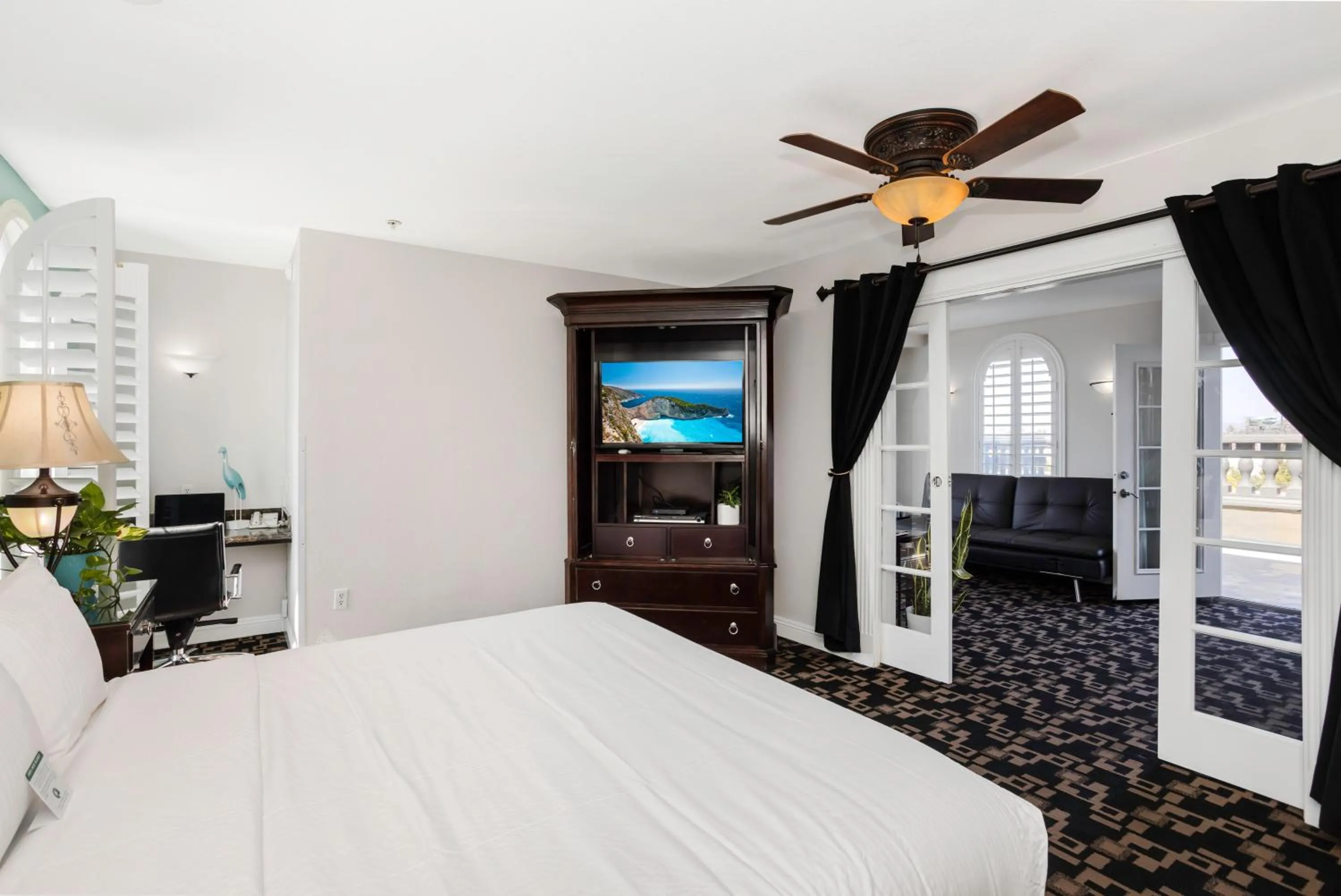 Patio, Bed in The Hotel Oceanside