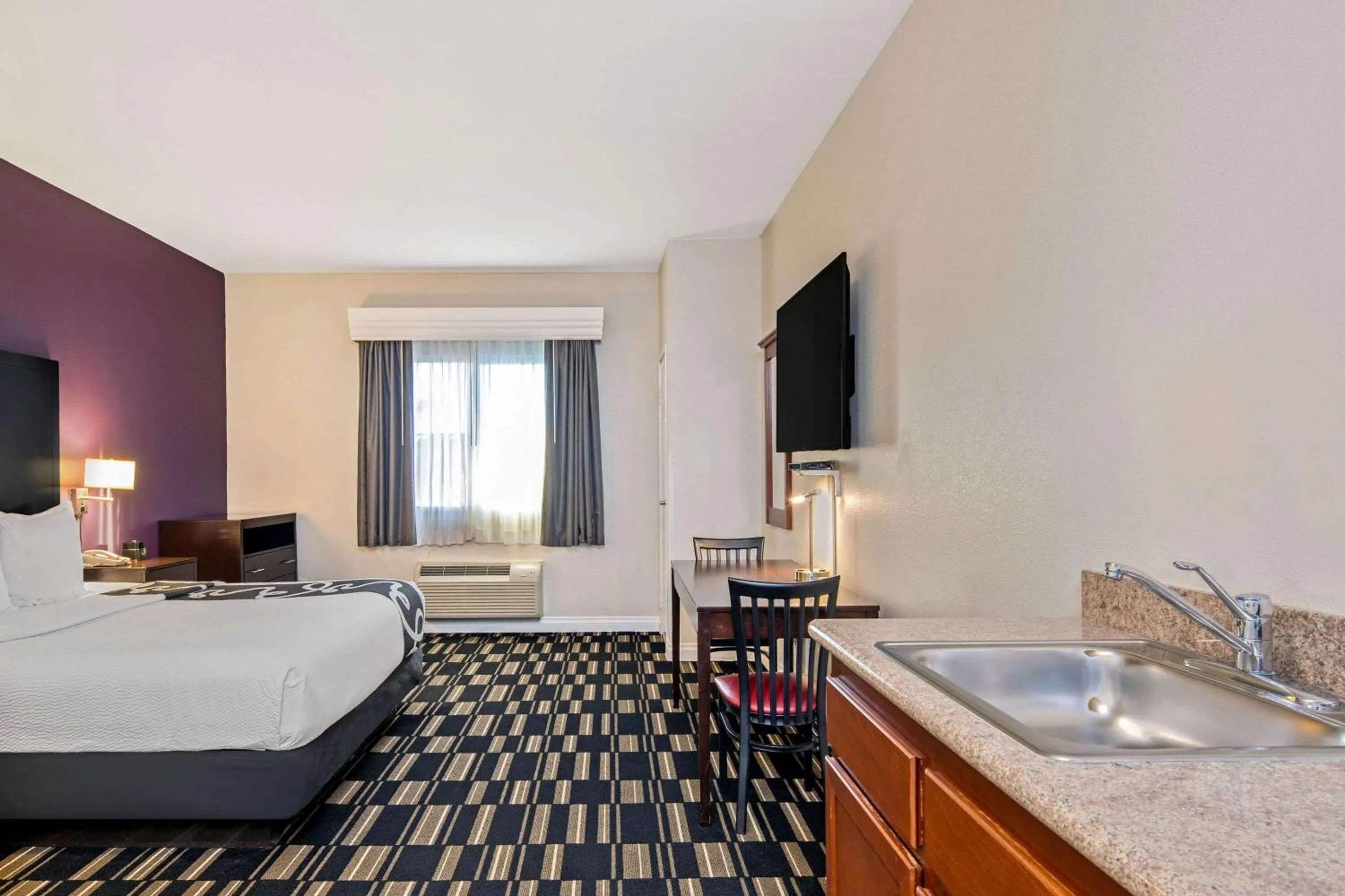 Kitchen or kitchenette, Bed in The Hotel Oceanside